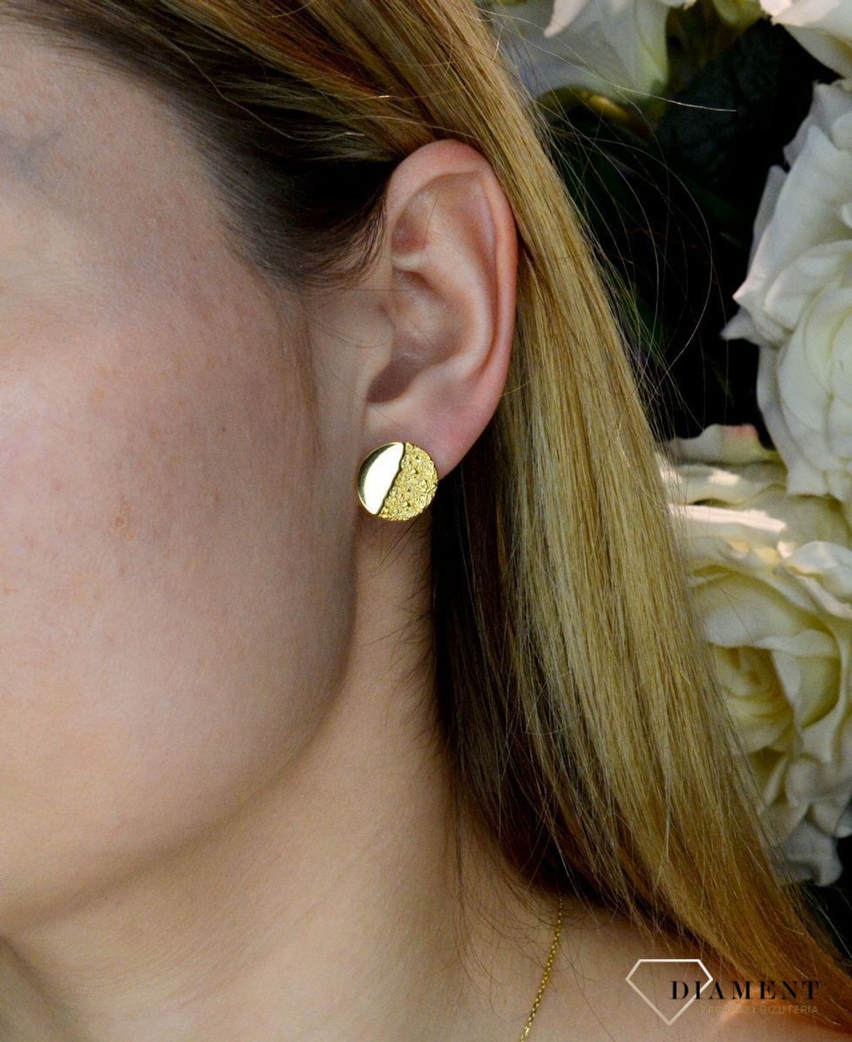 Srebrne kolczyki pozłacane z efektem pogniecionej blaszki 0718054000. Srebrne kolczyki pozłacane z efektem pogniecionej blaszki. Delikatne kolczyki wykonane z najwyższej jakości srebrna próby 925 w złotej kolorystyce. Kolczyki w minim (1).jpg