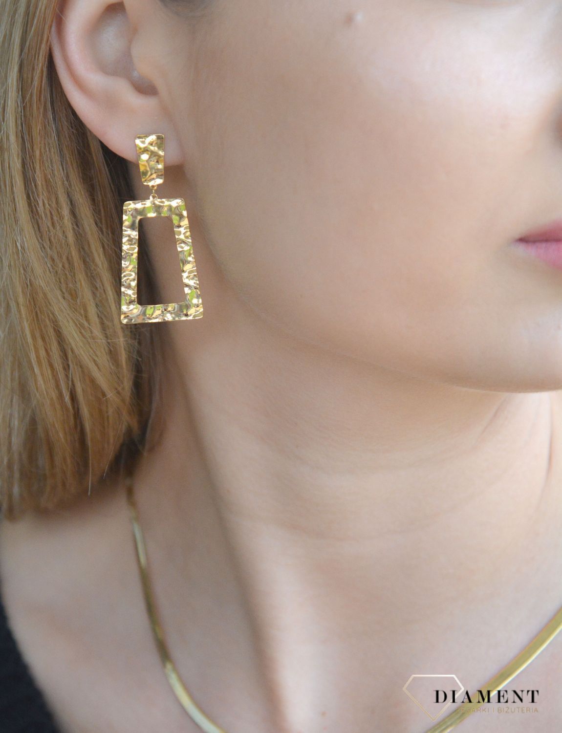 Srebrne kolczyki damskie 925 gniecione prostokąty w pozłoceniu 0718060800. Srebrne kolczyki damskie. Kolczyki srebrne pozłacane. Kolczyki proste na sztyft. Kolczyki damskie z gniecioną powierzchnią. Kolczyki srebrne damskie na prezent..jpg