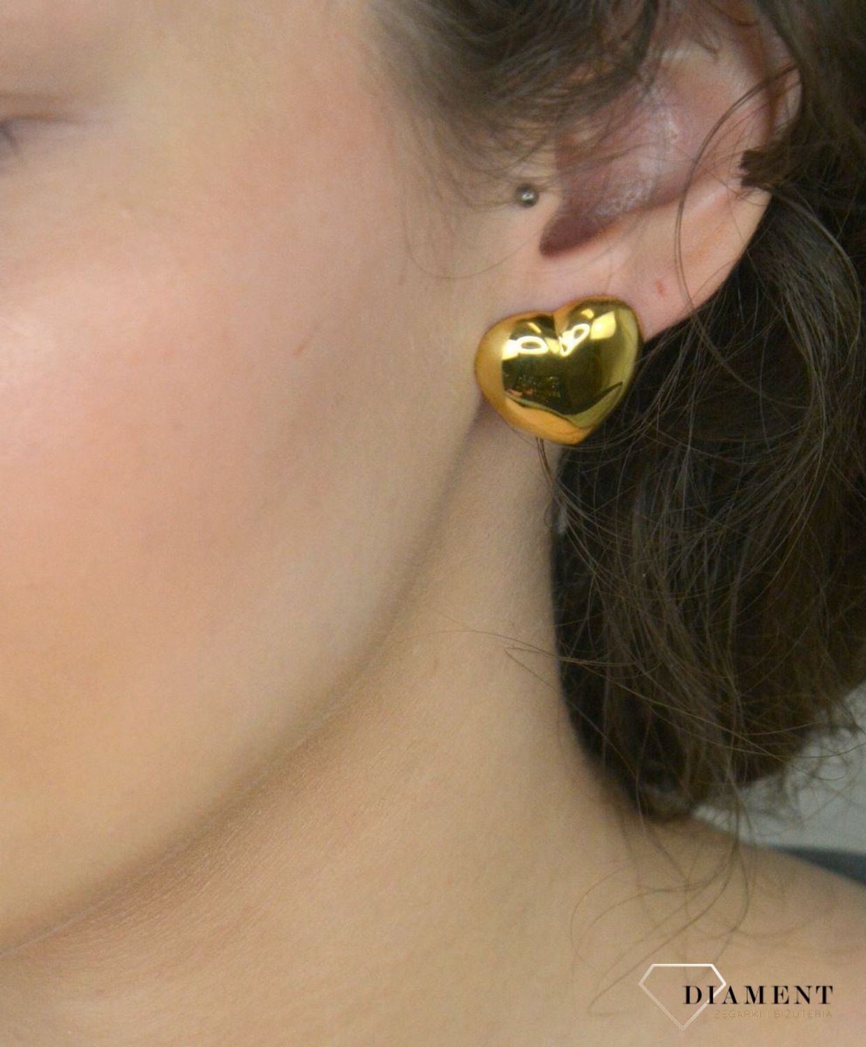Kolczyki srebrne serca pozł. pr 925, 0718069900 Srebrne kolczyki serca zostały wykonane z najwyższej jakości srebra próby 925, pokryte złotem. Idealny prezent dla każdej kobiety.1.jpg