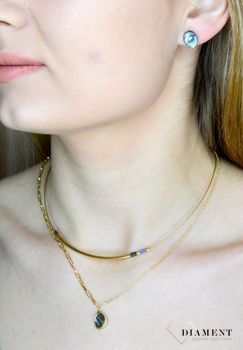 Srebrne kolczyki pokryte złotem z muszlą naturalną 0718158400.Kolczyki o owalnym kształcie z muszlą naturalną to doskonała propozycja dla osób szukających modnych, minimalistycznych dodatków. Ko (1).JPG