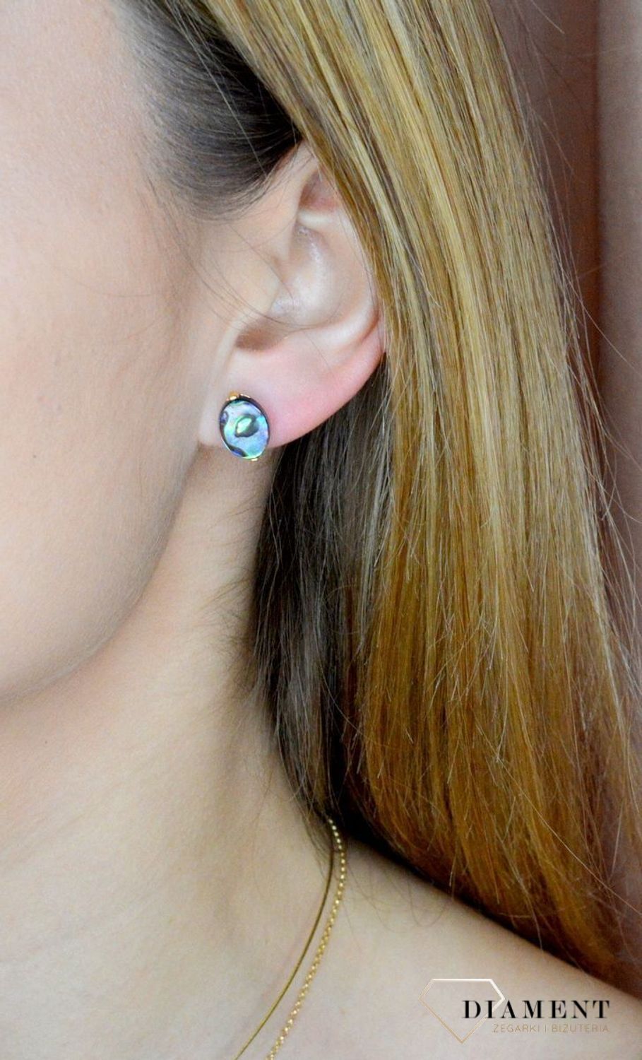 Srebrne kolczyki pokryte złotem z muszlą naturalną 0718158400.Kolczyki o owalnym kształcie z muszlą naturalną to doskonała propozycja dla osób szukających modnych, minimalistycznych dodatków. Kolczyki z wygodnym zapięciem na sztyft..jpg