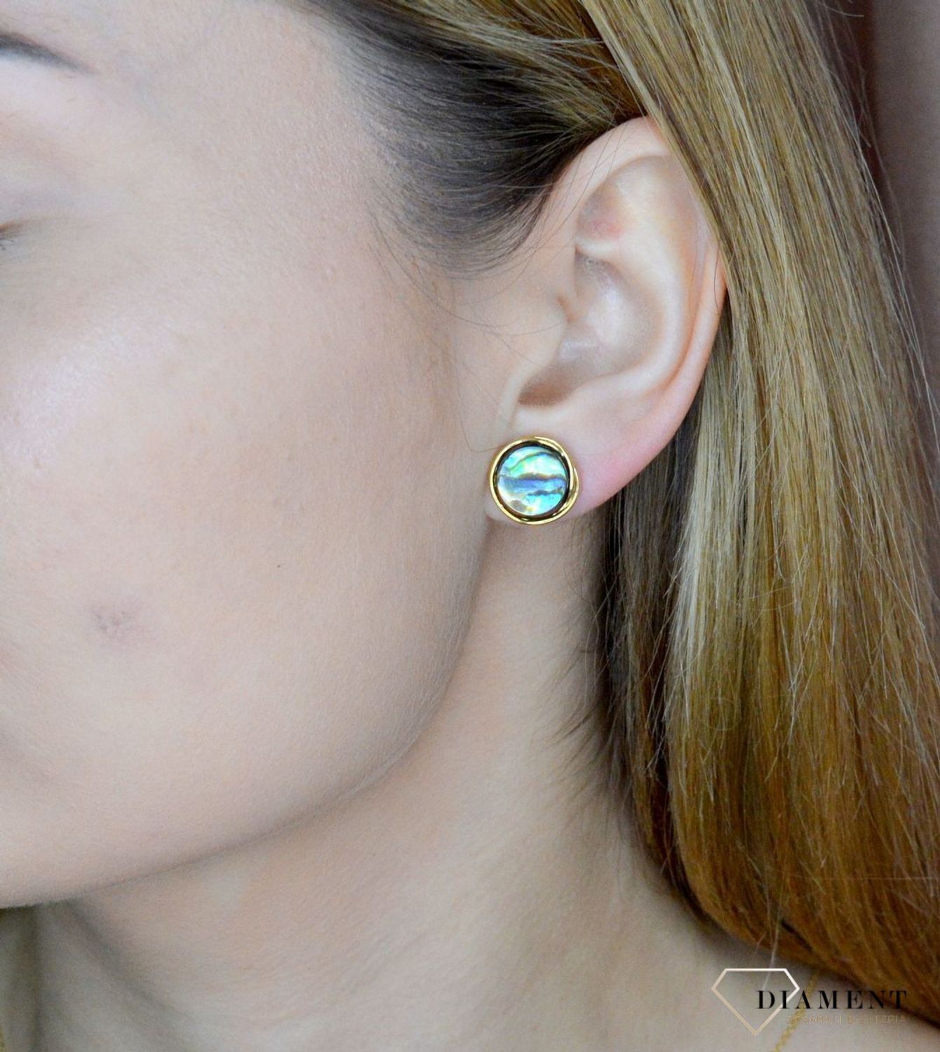 Srebrne kolczyki pokryte złotem z muszlą naturalną 0718159600. Całość wykonana z najwyższej jakości srebra próby 925 pokryta 24-karatowym złotem. Biżuteria to świetny pomysł na prezent. Srebrne kolczyki z muszlą naturalną..jpg