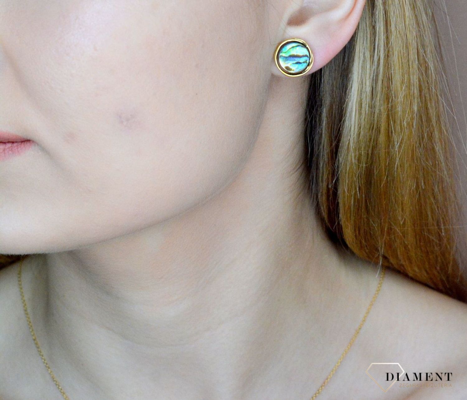 Srebrne kolczyki pokryte złotem z muszlą naturalną 0718159600. Całość wykonana z najwyższej jakości srebra próby 925 pokryta 24-karatowym złotem. Biżuteria to świetny pomysł na prezent. Srebrne kolczyki z muszlą naturalną..jpg