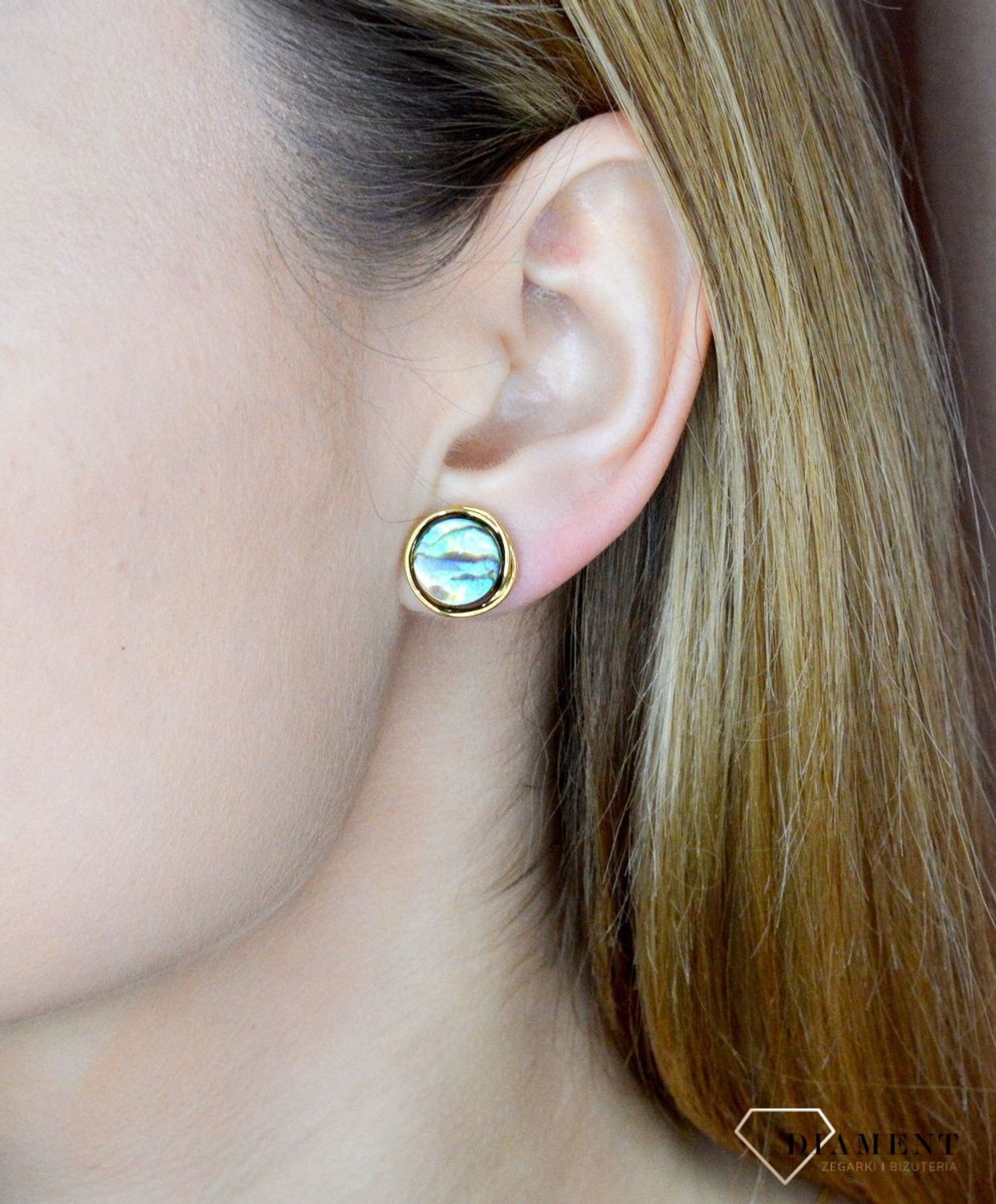 Srebrne kolczyki pokryte złotem z muszlą naturalną 0718159600. Całość wykonana z najwyższej jakości srebra próby 925 pokryta 24-karatowym złotem. Biżuteria to świetny pomysł na prezent. Srebrne kolczyki z muszlą naturalną..jpg