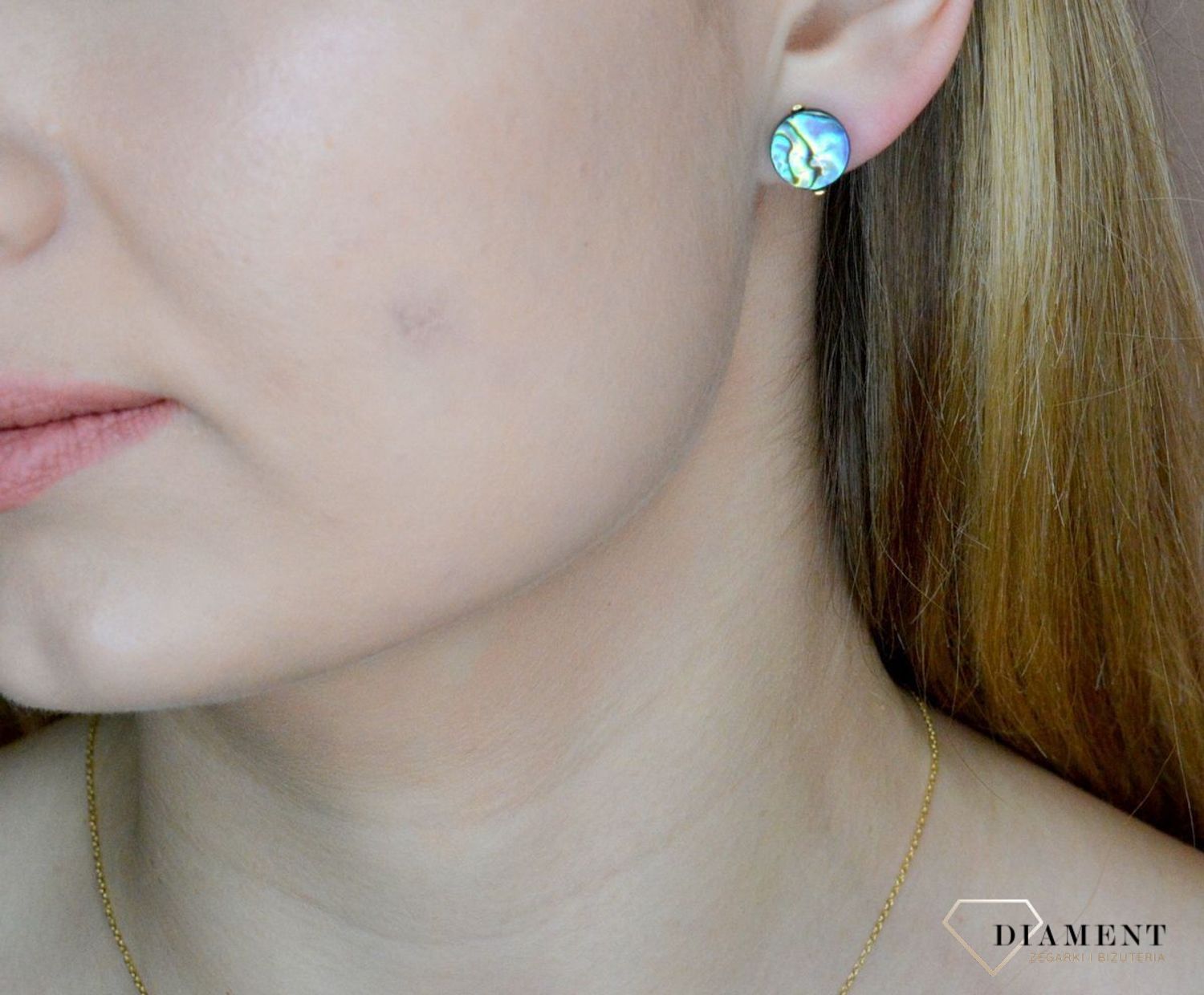 Srebrne kolczyki pokryte złotem z muszlą naturalną 0718159700. Drobne kolczyki z muszlą naturalną to doskonała propozycja dla osób szukających modnych, minimalistycznych dodatków. Kolczyki z zapięciem na sztyft. Idealne kolczyki wkrę.jpg