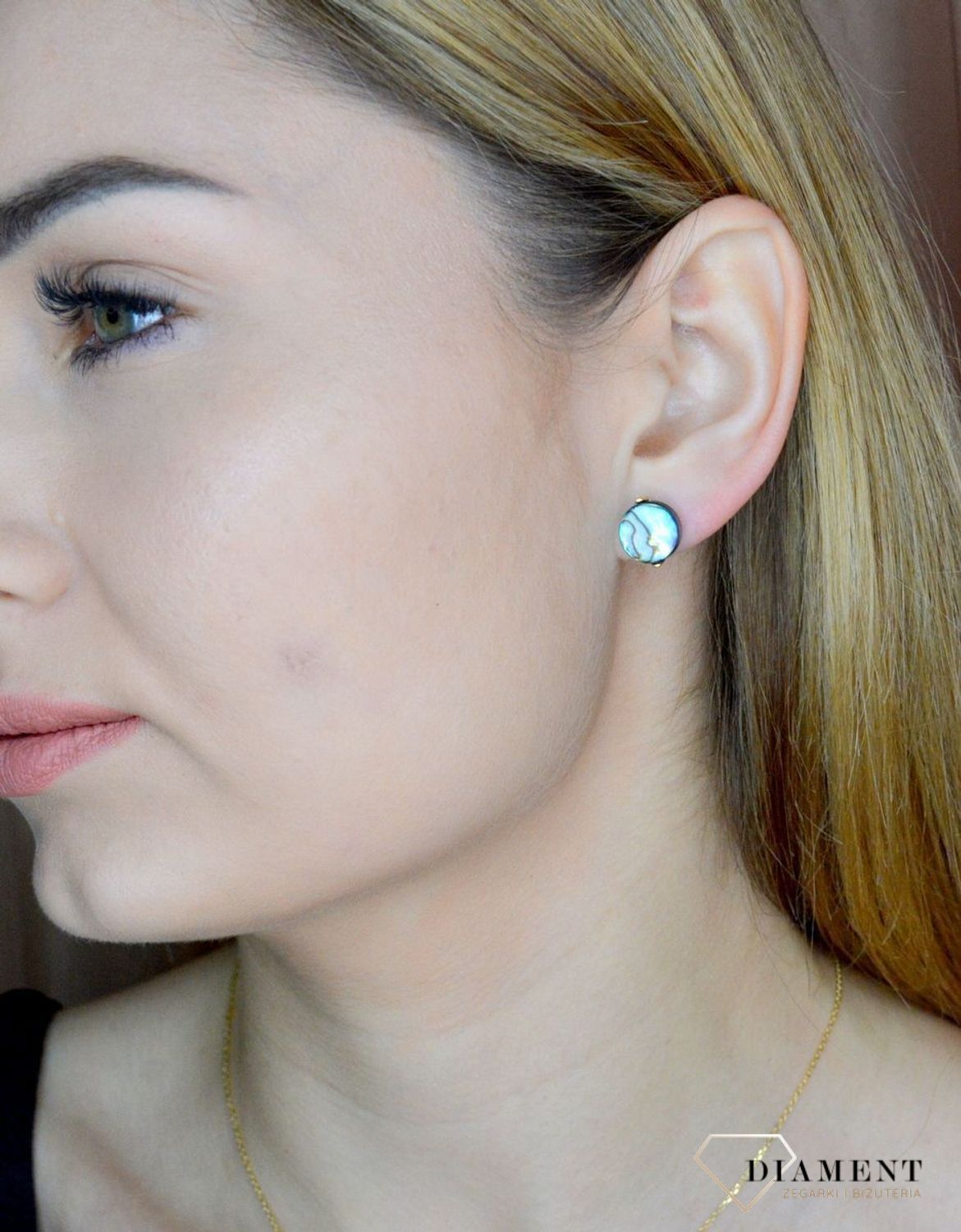 Srebrne kolczyki pokryte złotem z muszlą naturalną 0718159700. Drobne kolczyki z muszlą naturalną to doskonała propozycja dla osób szukających modnych, minimalistycznych dodatków. Kolczyki z zapięciem na sztyft. Idealne kolczyki wkrę.jpg