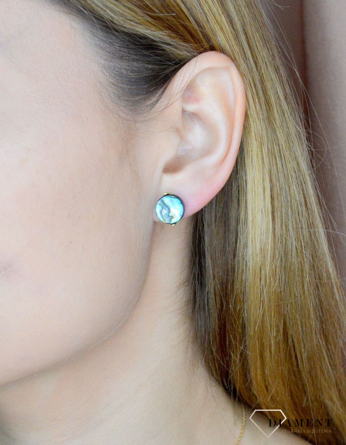 Srebrne kolczyki pokryte złotem z muszlą naturalną 0718159700. Drobne kolczyki z muszlą naturalną to doskonała propozycja dla osób szukających modnych, minimalistycznych dodatków. Kolczyki z zapięciem na sztyft. Idealne kolczyki wkrę.jpg