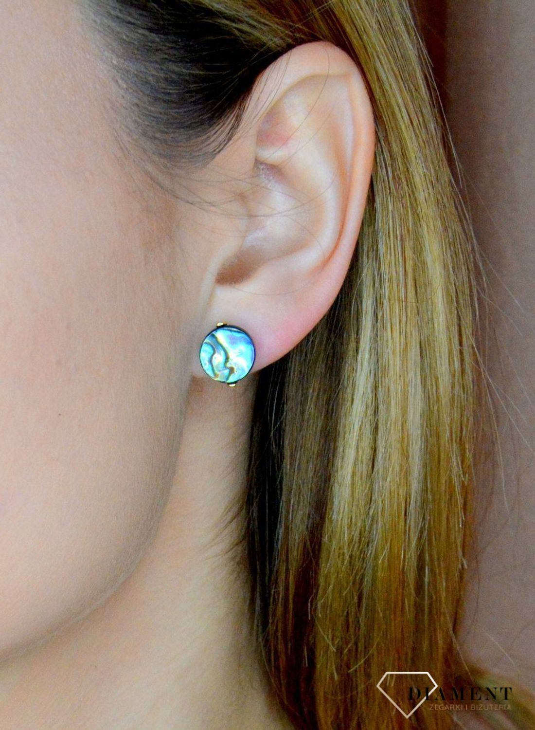 Srebrne kolczyki pokryte złotem z muszlą naturalną 0718159700. Drobne kolczyki z muszlą naturalną to doskonała propozycja dla osób szukających modnych, minimalistycznych dodatków. Kolczyki z zapięciem na sztyft. Idealne kolczyki wkrę.jpg