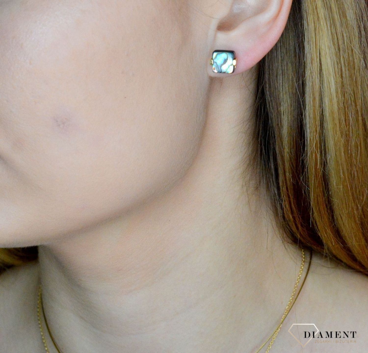 Srebrne kolczyki pokryte złotem z muszlą naturalną 0718160400. Drobne kolczyki w kształcie kwadratu z muszlą naturalną to doskonała propozycja dla osób szukających modnych, minimalistycznych dodatków. Kolczyki z wygodnym zapięciem na.jpg