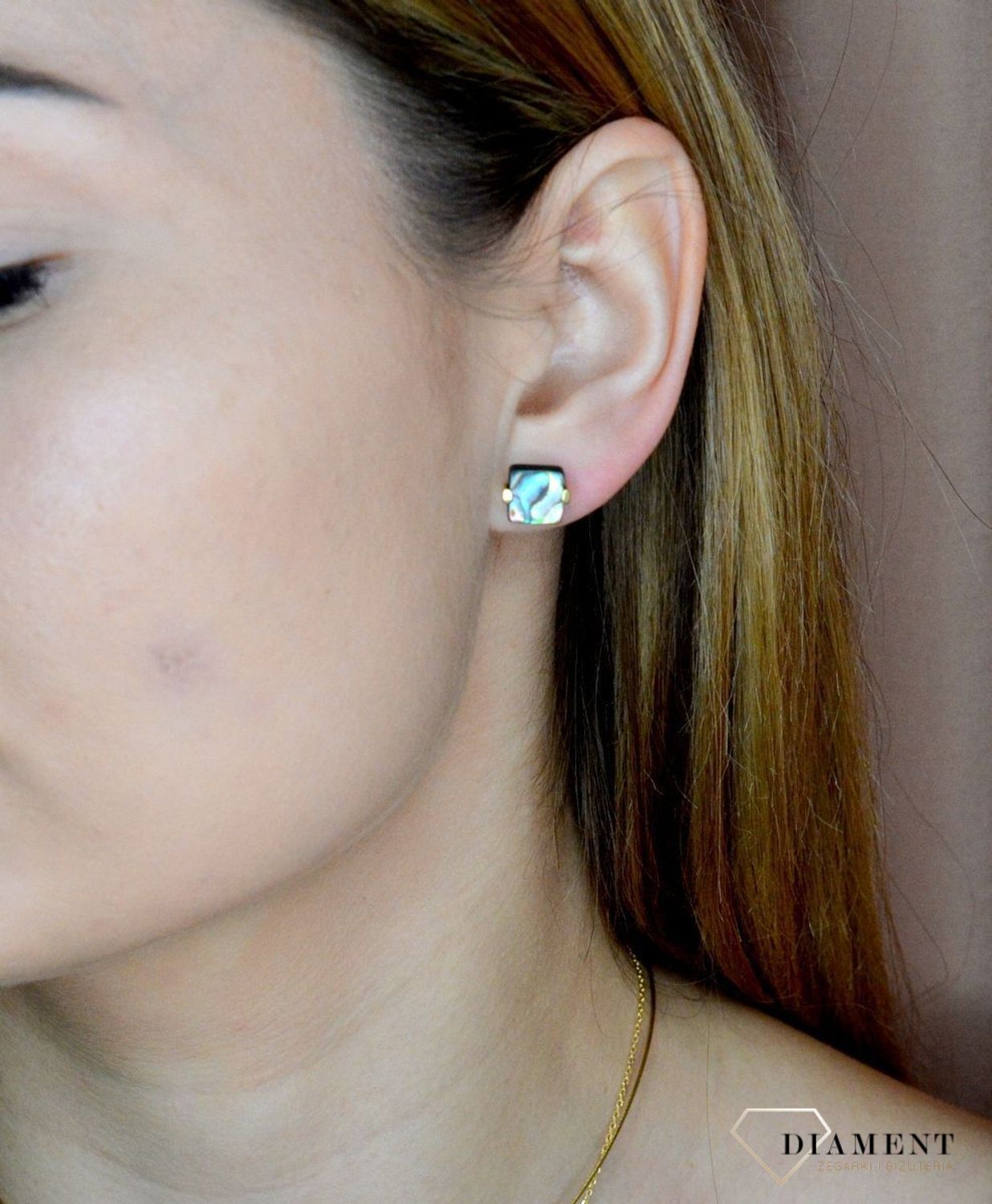 Srebrne kolczyki pokryte złotem z muszlą naturalną 0718160400. Drobne kolczyki w kształcie kwadratu z muszlą naturalną to doskonała propozycja dla osób szukających modnych, minimalistycznych dodatków. Kolczyki z wygodnym zapięciem na.jpg