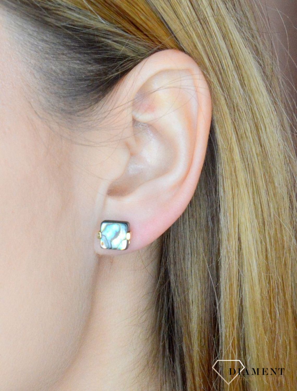 Srebrne kolczyki pokryte złotem z muszlą naturalną 0718160400. Drobne kolczyki w kształcie kwadratu z muszlą naturalną to doskonała propozycja dla osób szukających modnych, minimalistycznych dodatków. Kolczyki z wygodnym zapięciem na.jpg