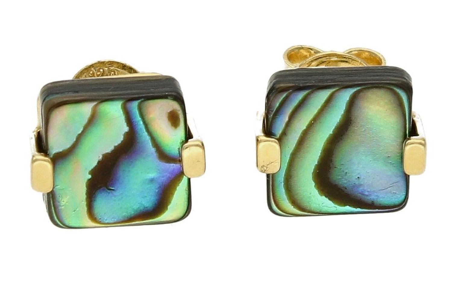 Srebrne kolczyki pokryte złotem z muszlą naturalną 0718160400. Drobne kolczyki w kształcie kwadratu z muszlą naturalną to doskonała propozycja dla osób szukających modnych, minimalistycznych dodatków. Kolczyki z wygodnym zapięciem na.jpg