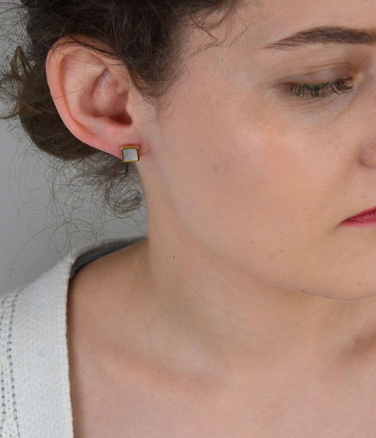 Kolczyki srebrne pozł. z masą perłową pr 925, 0718175300 Srebrne kolczyki kwadraty ozdobione masą perłową, zostały wykonane z najwyższej jakości srebra próby 925. Idealny prezent dla każdej 1.jpg