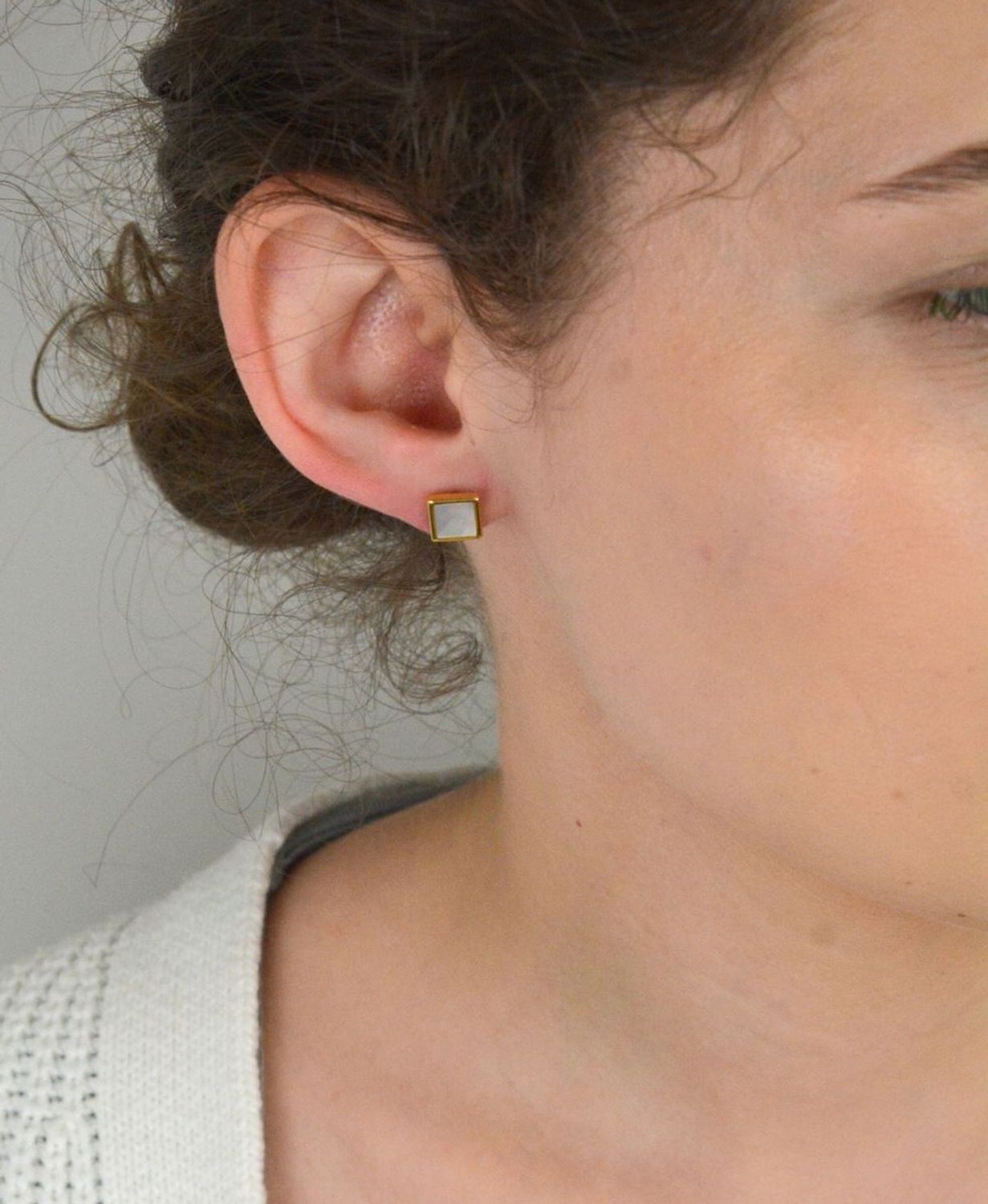 Kolczyki srebrne pozł. z masą perłową pr 925, 0718175300 Srebrne kolczyki kwadraty ozdobione masą perłową, zostały wykonane z najwyższej jakości srebra próby 925. Idealny prezent dla każdej 1.jpg