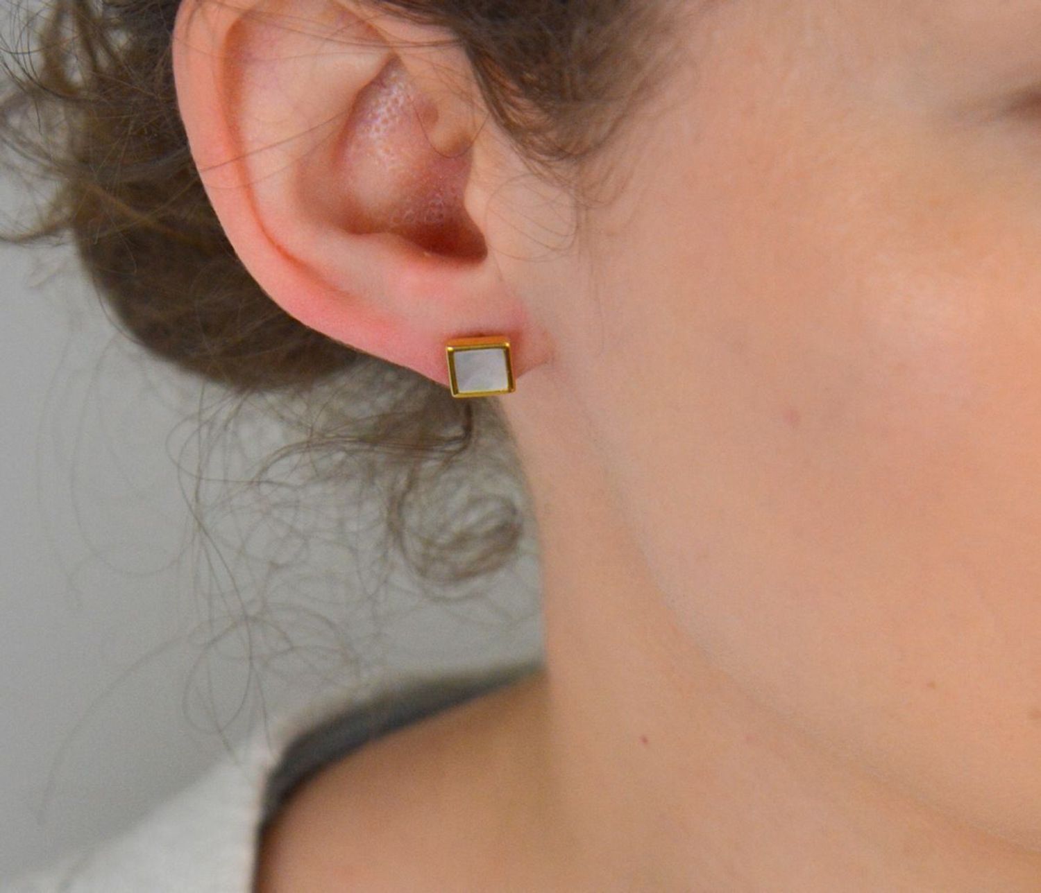 Kolczyki srebrne pozł. z masą perłową pr 925, 0718175300 Srebrne kolczyki kwadraty ozdobione masą perłową, zostały wykonane z najwyższej jakości srebra próby 925. Idealny prezent dla każdej 1.jpg