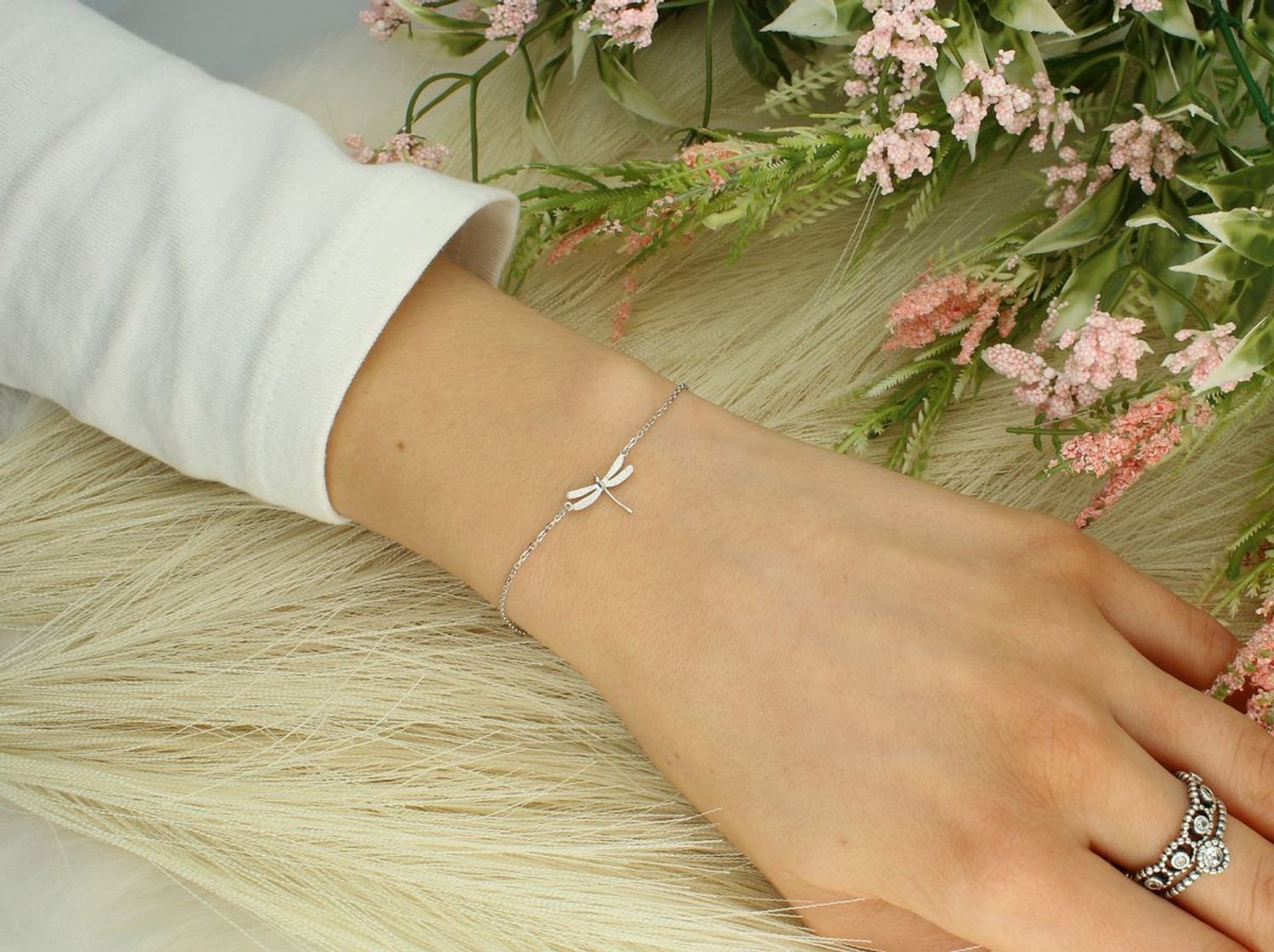 Bransoletka damska srebrna z ważką próba 925, 0727021194 Bransoletka damska ze srebra próby 925 to subtelny i stylowy dodatek, który zachwyca detalem i symboliką. 1.jpg