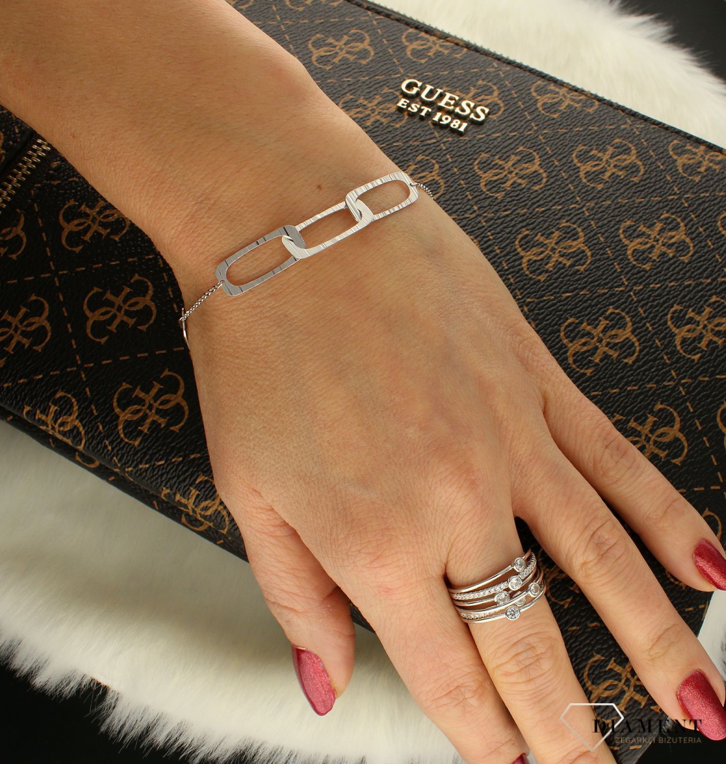 Bransoletka srebrna z podłużnymi ogniwkami grawerowana 0727049000. Piękna bransoletka przypadnie do gustu głównie kobietą , które lubią i cenią sobie delikatne dodatki w postaci biżuterii. Waga bransoletki wynosi około 1,90 g. Brans.jpg