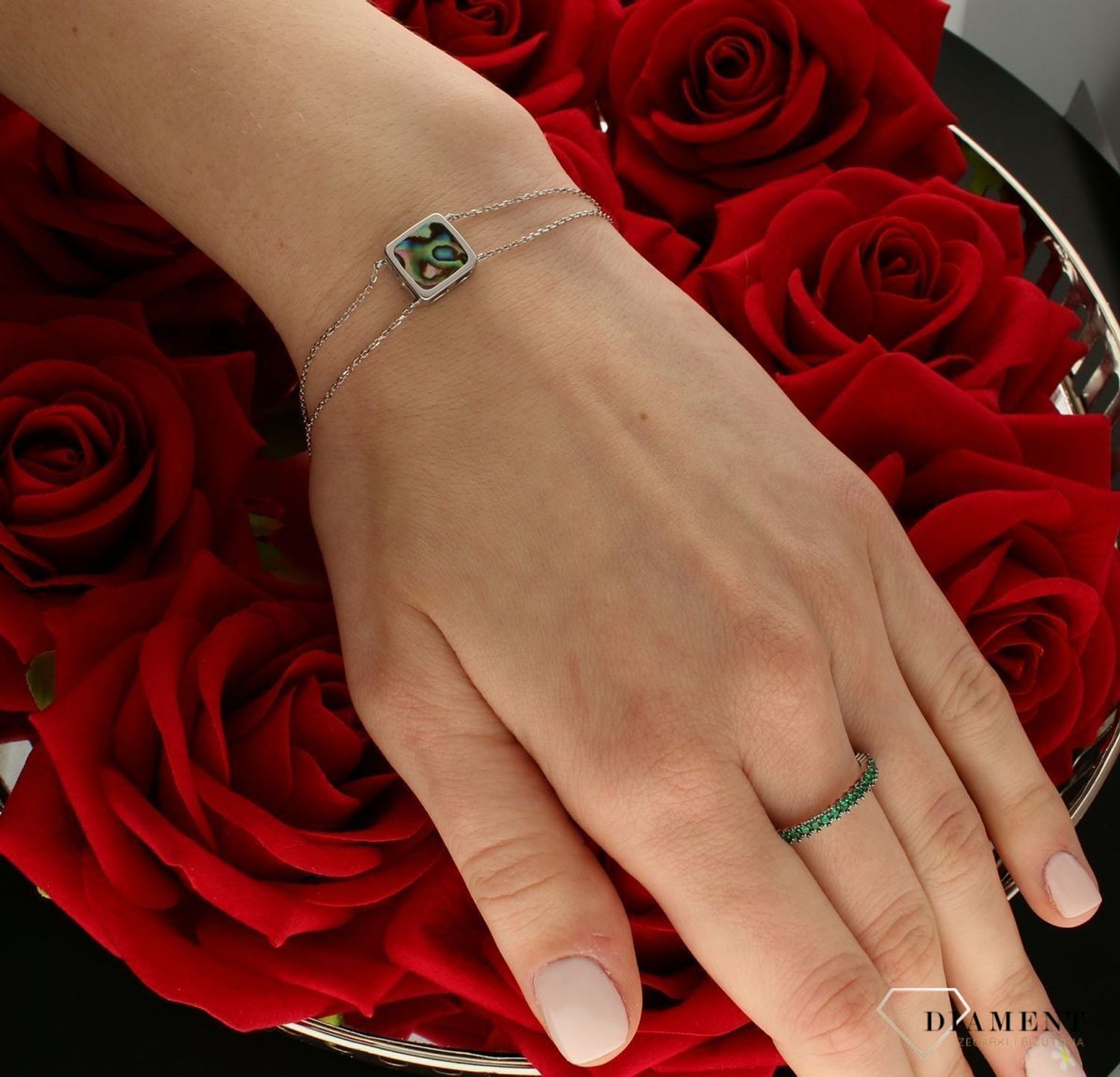 Srebrna bransoletka damska z kwadratową muszlą 0727160400. Delikatna bransoletka wykonana z najwyższej próby srebra 925 z muszlą naturalną o kwadratowym kształcie. Idealny pomysł na prezent (3).jpg