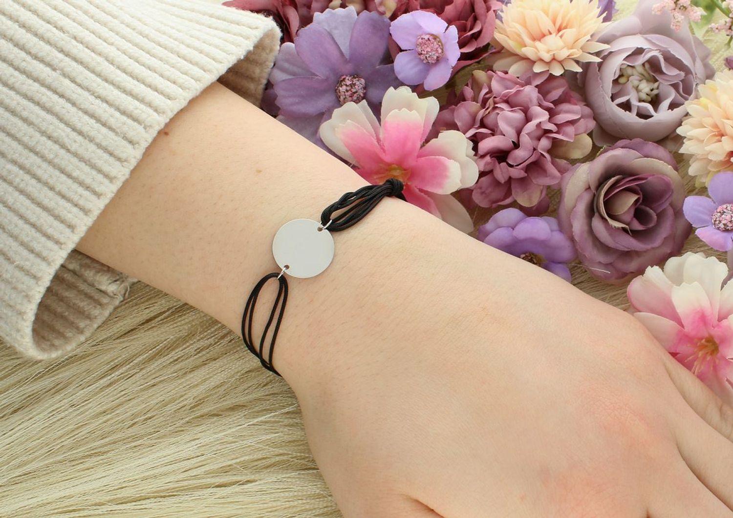 Bransoletka damska na czarnym sznureczku z srebrnym kółeczkiem 0727359200.jpg