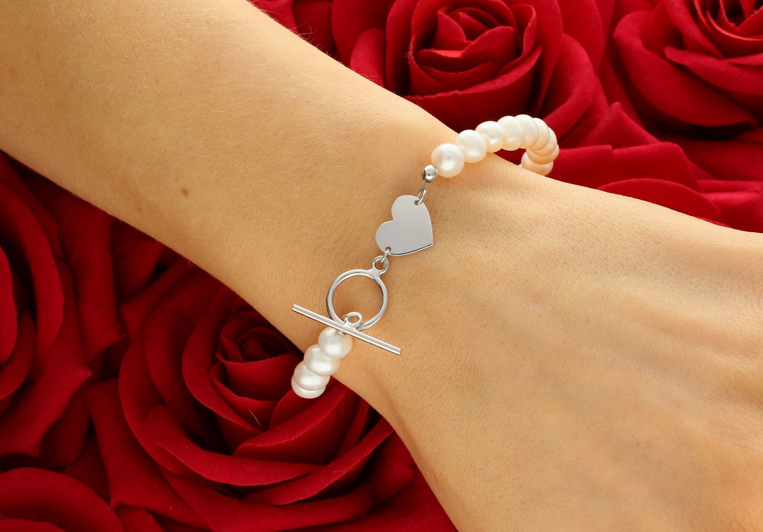 Niezwykle efektowna, gustowna bransoletka wykonana z certyfikowanych hodowlanych pereł słodkowodnych Namido z wykonanym ze stali szlachetnej1.jpg