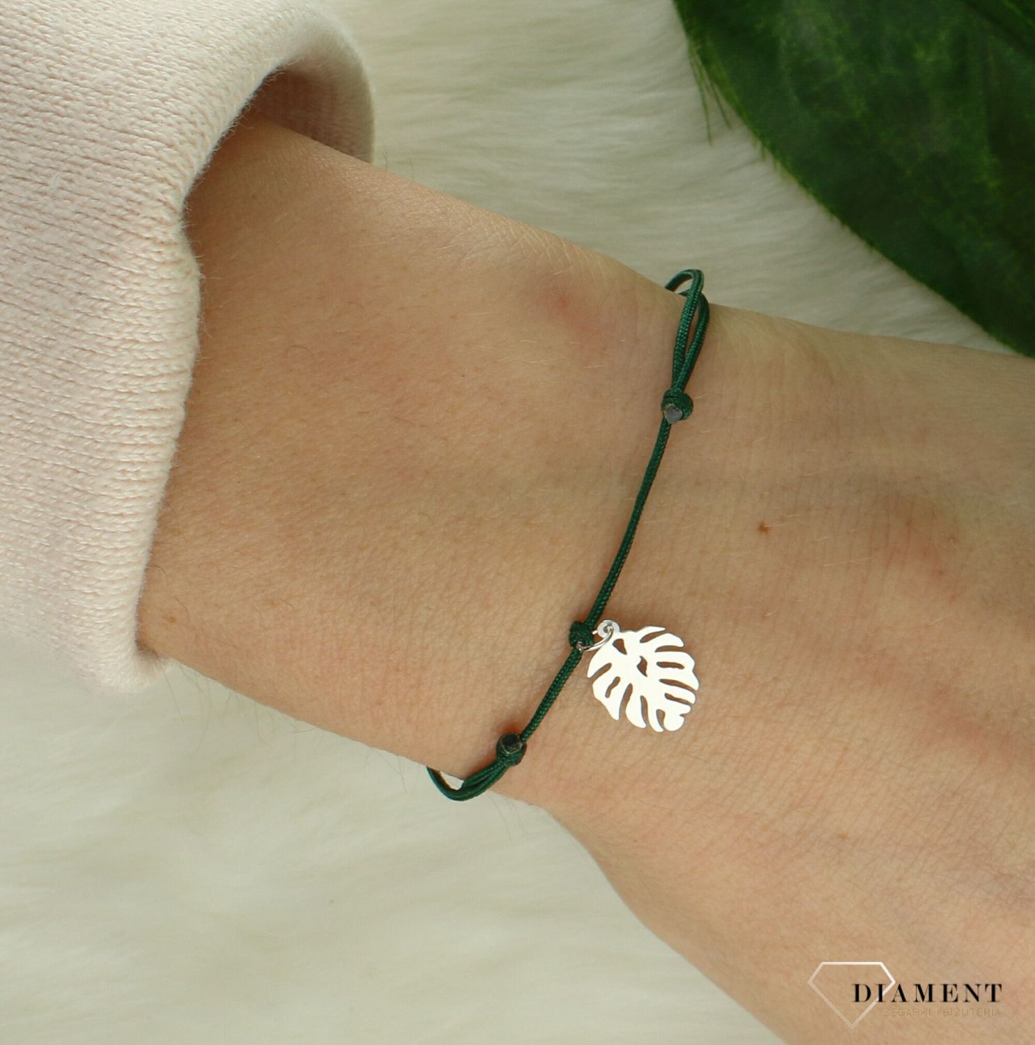 Srebrna bransoletka damska 925 na zielonym sznureczku z listkiem monstery 0727726301. Srebrna bransoletka damska. Bransoletka na sznureczku. Bransoletka na sznureczku z listkiem. Zielona bransoletka damska na sznureczku. Bransoletka na prezent..jpg