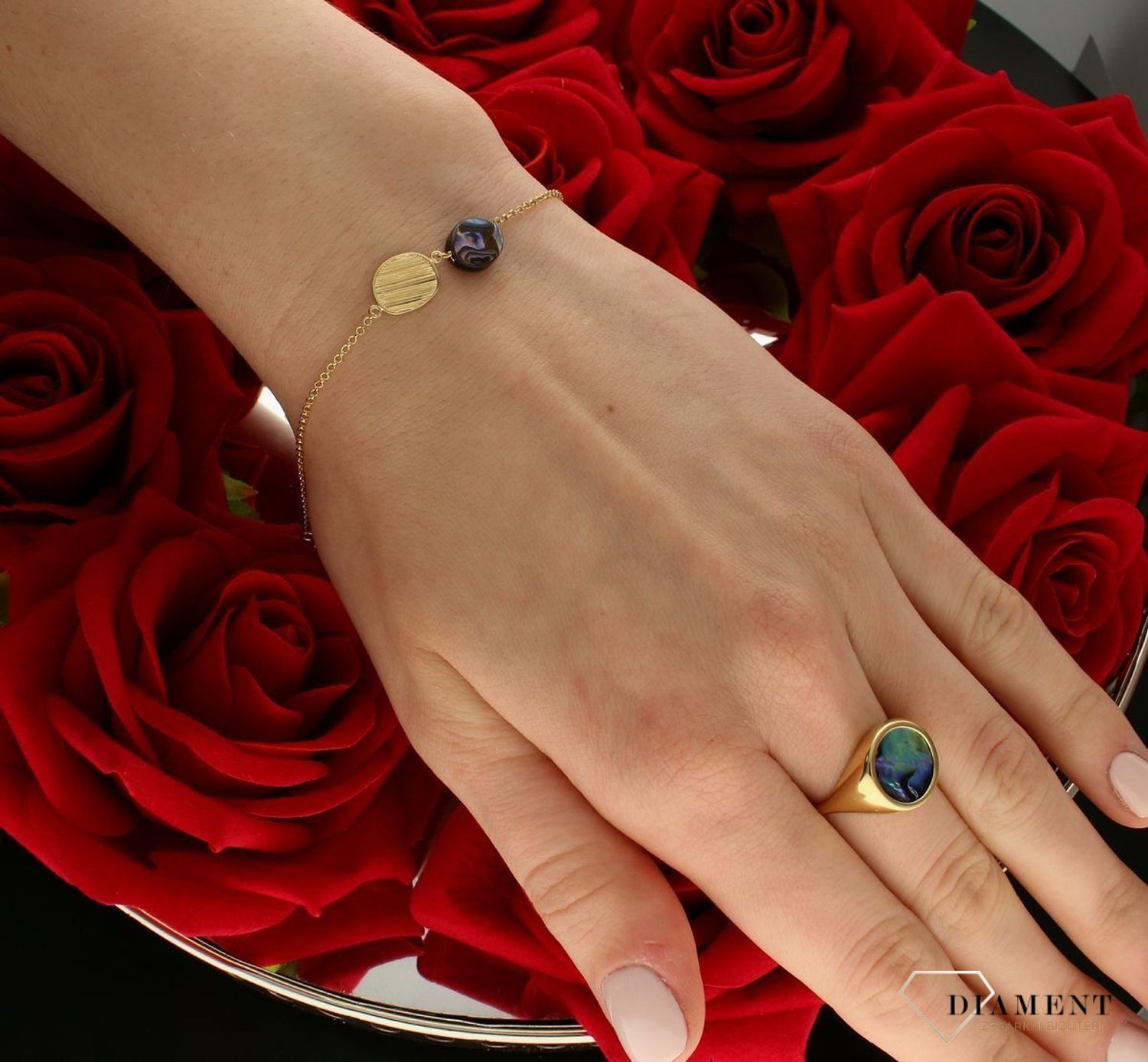 Srebrna bransoletka damska pokryta złotem z muszlą 0728158400. Delikatna bransoletka wykonana z najwyższej próby srebra 925 pokryta 24-karatowym złotem z muszlą naturalną o owalnym kształcie. Idealny pomysł na prezent.  (1).jpg