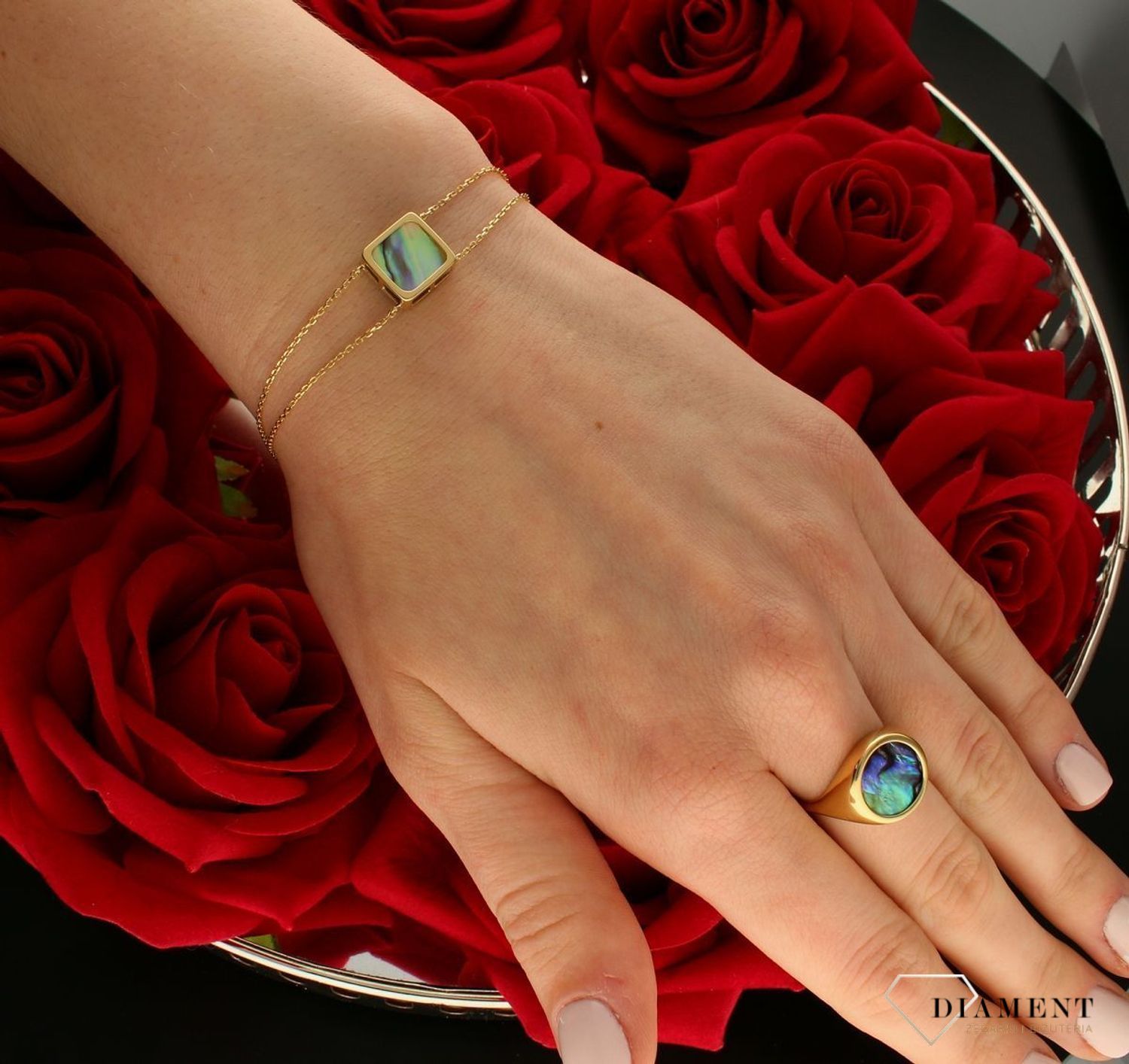 Srebrna bransoletka damska pokryta złotem z kwadratową muszlą 0728160400.  Delikatna bransoletka wykonana z najwyższej próby srebra 925 pokryta 24-karatowym złotem z muszlą naturalną w organicznej kwadratowej ramce. Idealny pomysł  (3).jpg