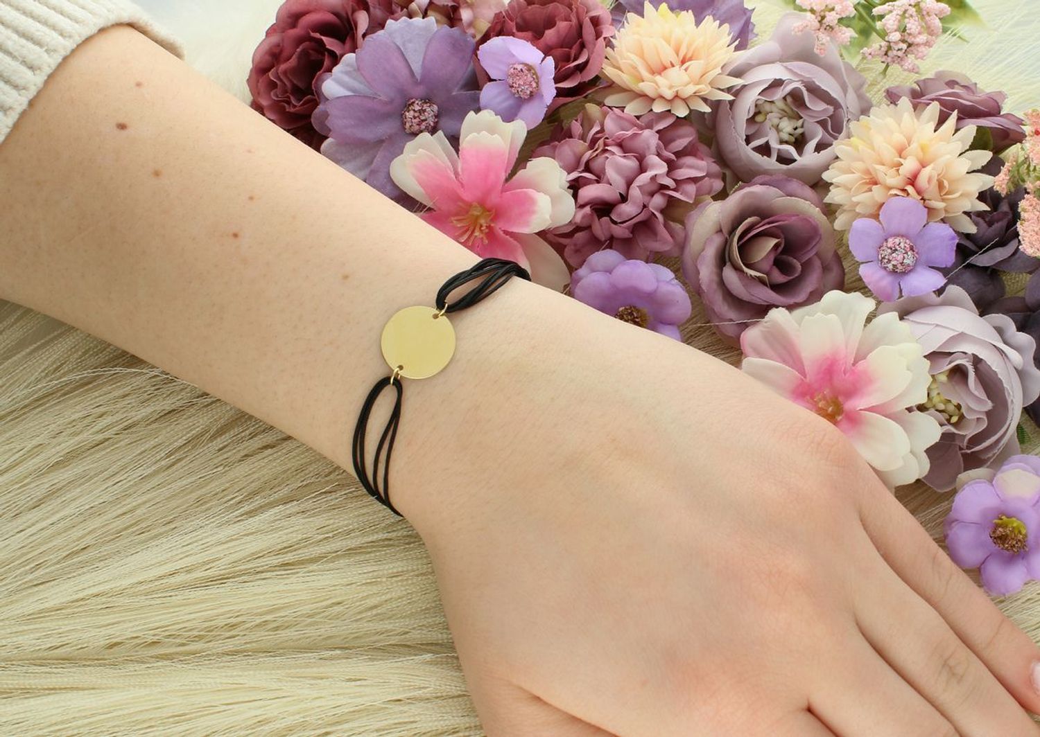 Bransoletka damska srebrne pozłacane kółeczko na czarnym sznurku próba 925, 0728359200 Bransoletka damska z pozłacanym srebrnym kółeczkiem na czarnym sznurku, wykonana z próby 925.1.jpg