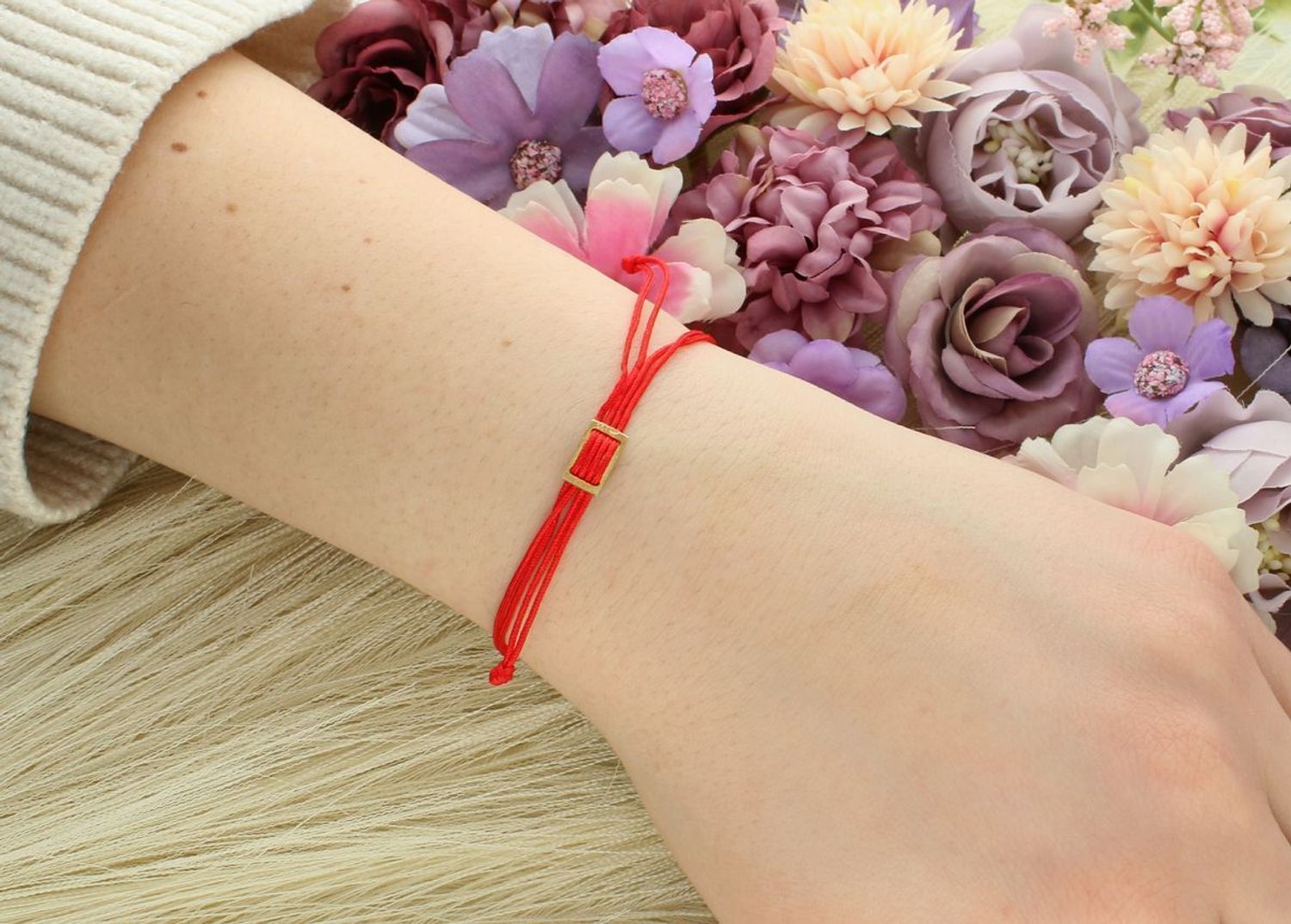 Bransoletka damska na czerwonym sznureczku z łańcuszkiem ozdobnym pozłacanym próba 925, 0728533100 . Delikatny design sprawia, że bransoletka pasuje do wielu stylizacji, dodając 1.jpg