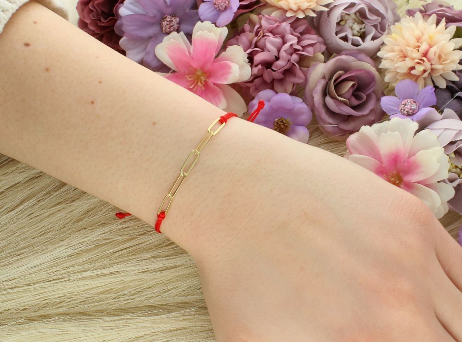Bransoletka damska na czerwonym sznureczku z łańcuszkiem ozdobnym pozłacanym próba 925, 0728533100 . Delikatny design sprawia, że bransoletka pasuje do wielu stylizacji, dodając 1.jpg
