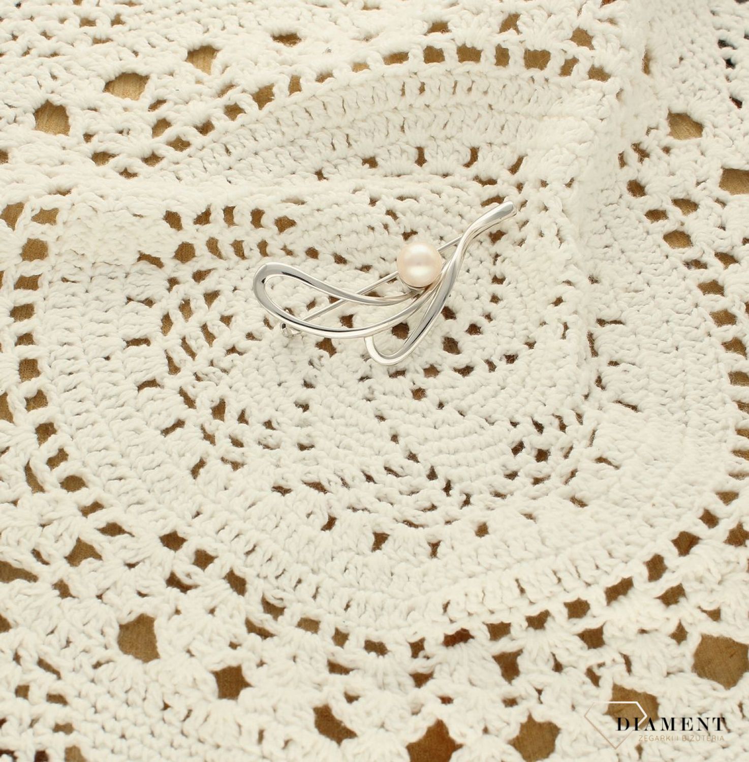 Srebrna broszka klasyczna o podłużnym kształcie z perełką 0737645800. Jest to świetny dodatek, który urozmaici kobiece stylizacje. Element kolekcji, w której główną rolę gra ponadczasowy wzór. Srebrna broszka o klasycznym kształcie (3).jpg