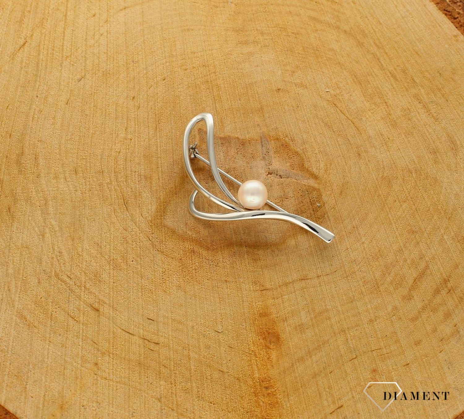 Srebrna broszka klasyczna o podłużnym kształcie z perełką 0737645800. Jest to świetny dodatek, który urozmaici kobiece stylizacje. Element kolekcji, w której główną rolę gra ponadczasowy wzór. Srebrna broszka o klasycznym kształcie (3).jpg