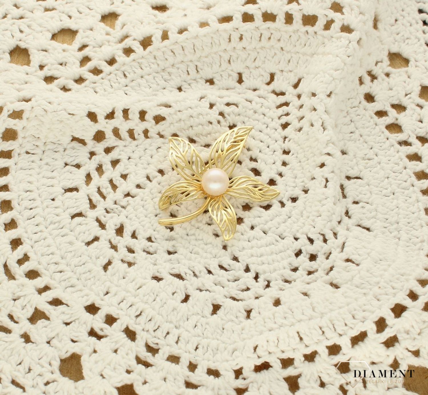 Srebrna broszka w kształcie kwiatka z perełką pokryta złotem 0738646600. Jest to świetny dodatek, który urozmaici kobiece stylizacje. Element kolekcji, w której główną rolę gra ponadczasowy wzór. Srebrna broszka pozłacana idealna n (3).jpg