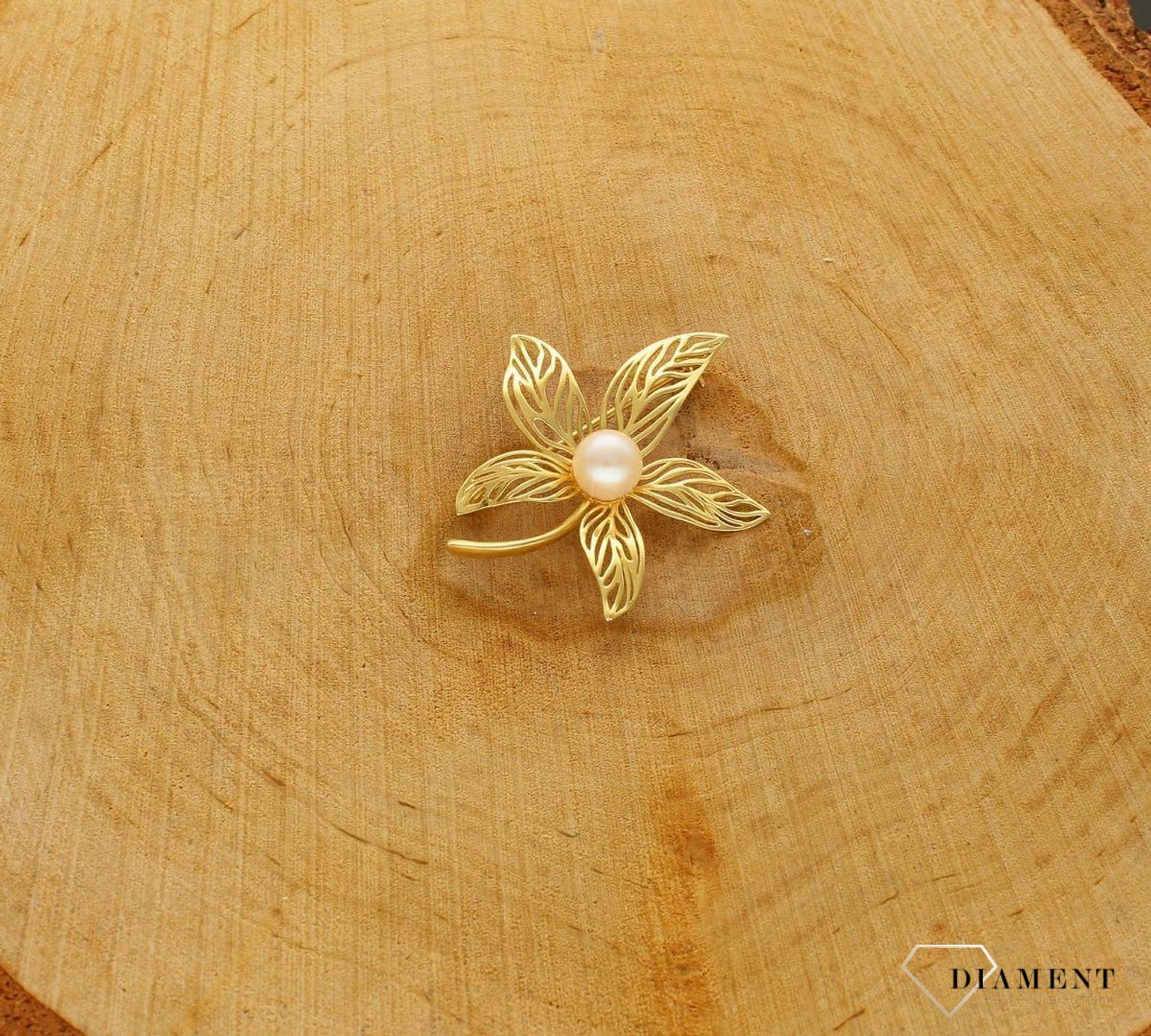 Srebrna broszka w kształcie kwiatka z perełką pokryta złotem 0738646600. Jest to świetny dodatek, który urozmaici kobiece stylizacje. Element kolekcji, w której główną rolę gra ponadczasowy wzór. Srebrna broszka pozłacana idealna n (3).jpg