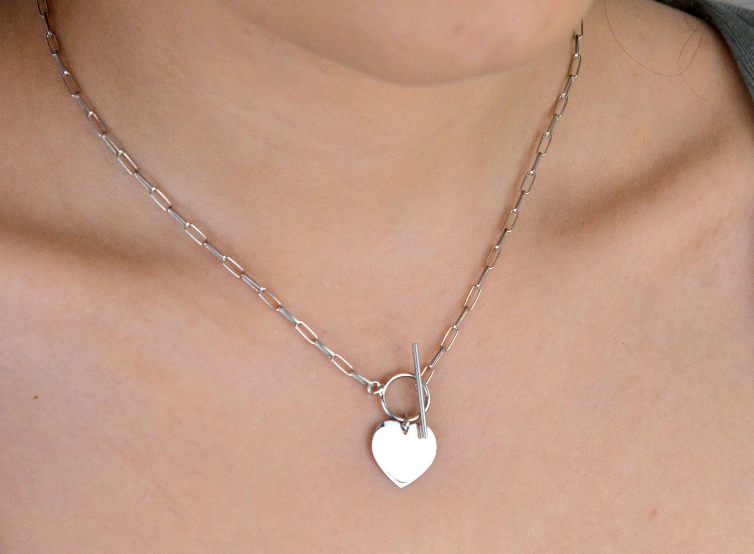 Naszyjnik damski spinaczowy zdobiony sercem próba 925, 0747028301 Naszyjnik damski o spinaczowym splocie to stylowa propozycja dla kobiet ceniących nowoczesny minimalizm1.jpg