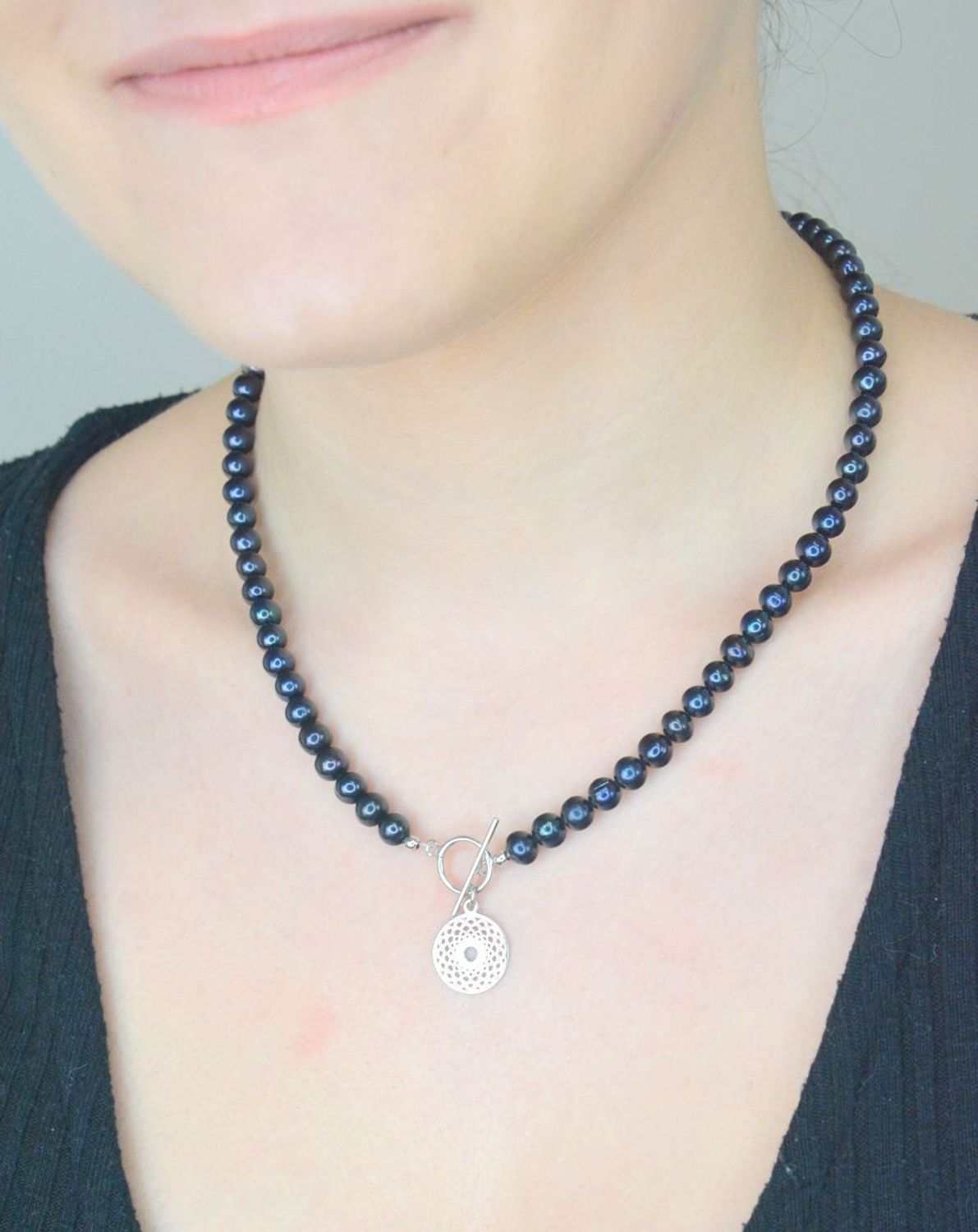 Naszyjnik perła hod. z srebrną rozetą pr 925, 0747630193  Niezwykle efektowny, gustowny naszyjnik wykonany z certyfikowanych hodowlanych pereł słodkowodnych Namido z wykonanym ze srebra próby1.jpg