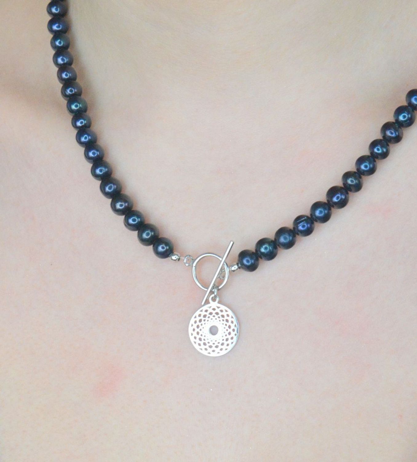 Naszyjnik perła hod. z srebrną rozetą pr 925, 0747630193  Niezwykle efektowny, gustowny naszyjnik wykonany z certyfikowanych hodowlanych pereł słodkowodnych Namido z wykonanym ze srebra próby1.jpg