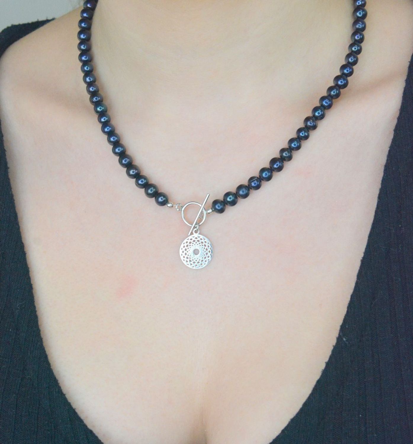 Naszyjnik perła hod. z srebrną rozetą pr 925, 0747630193  Niezwykle efektowny, gustowny naszyjnik wykonany z certyfikowanych hodowlanych pereł słodkowodnych Namido z wykonanym ze srebra próby1.jpg