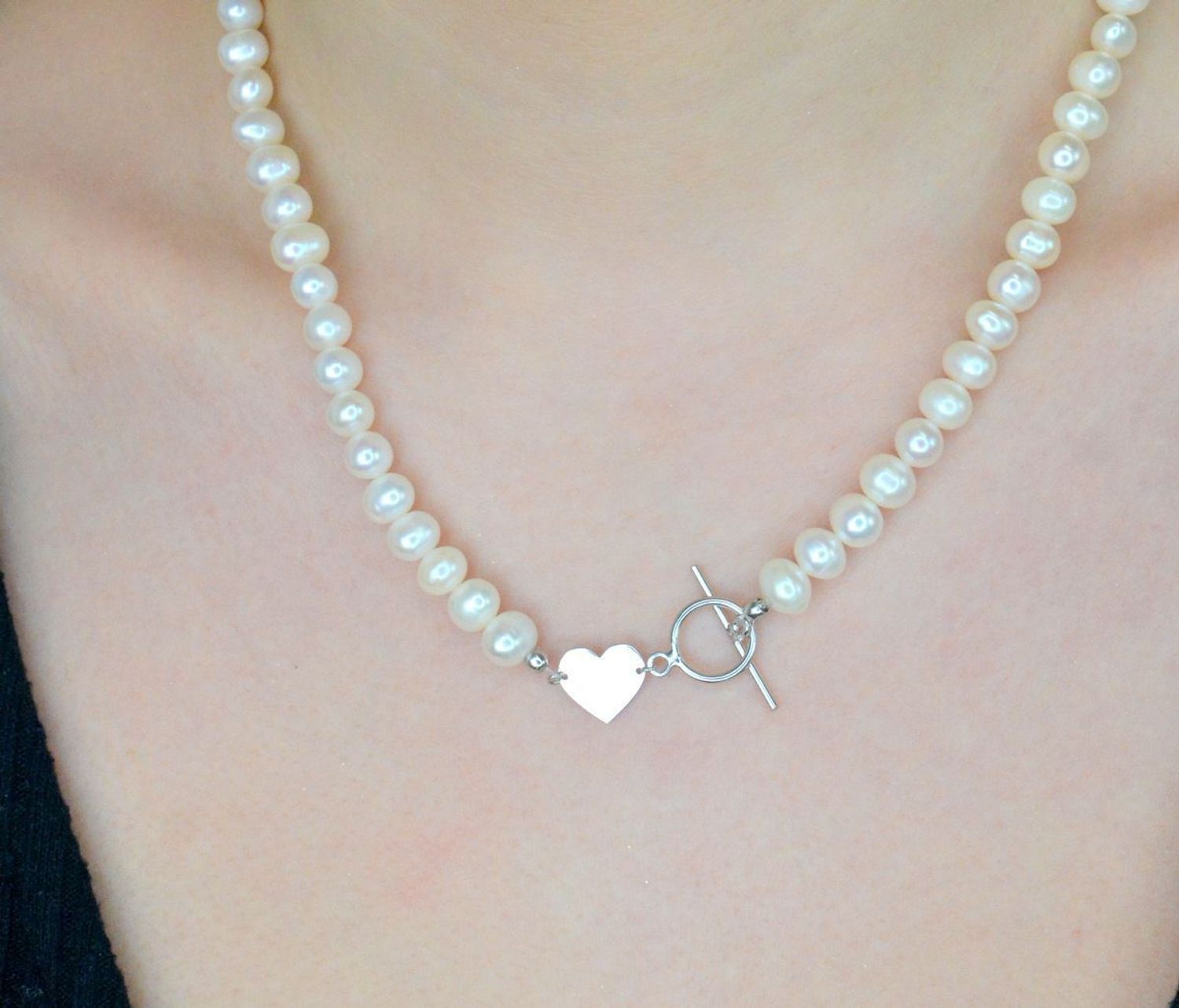 Naszyjnik perła hod. z ozdobnym sercem pr 925, 0747633000 Niezwykle efektowna, gustowny naszyjnik wykonana z certyfikowanych hodowlanych pereł słodkowodnych 1.jpg