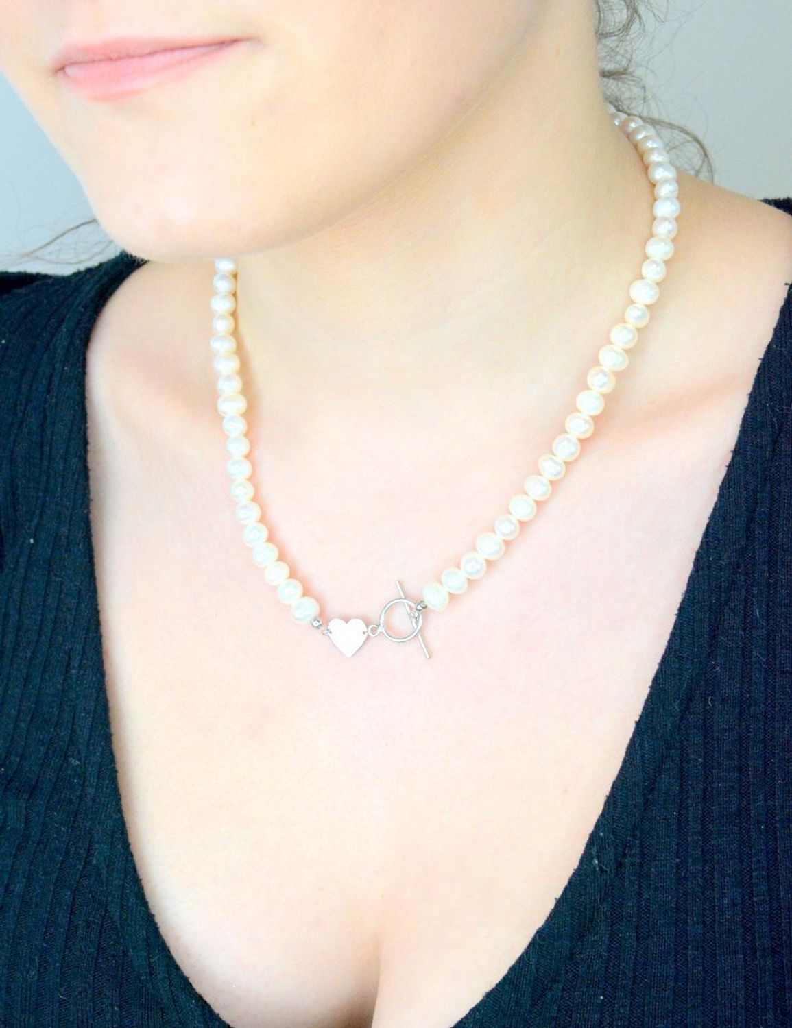 Naszyjnik perła hod. z ozdobnym sercem pr 925, 0747633000 Niezwykle efektowna, gustowny naszyjnik wykonana z certyfikowanych hodowlanych pereł słodkowodnych 1.jpg