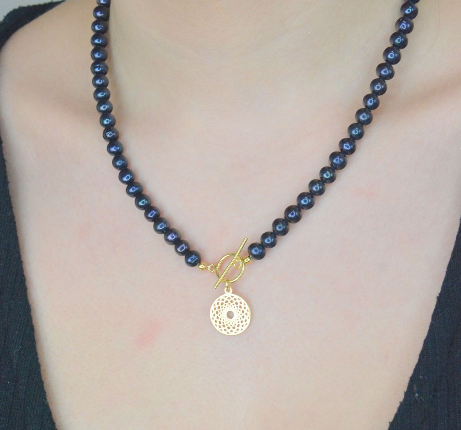 Naszyjnik perła hod. z srebrną rozetą pr 925, 074863093 Niezwykle efektowny, gustowny naszyjnik wykonany z certyfikowanych hodowlanych pereł słodkowodnych Namido z wykonanym ze srebra próby 1.jpg