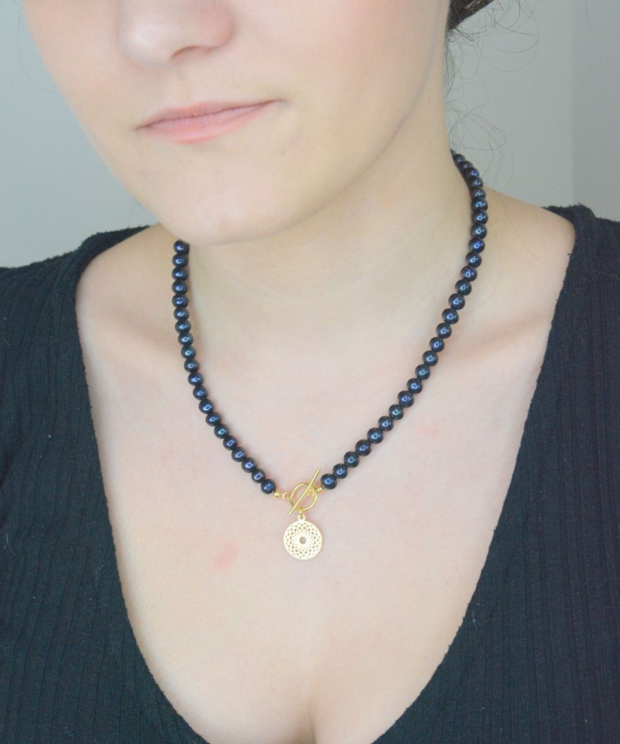 Naszyjnik perła hod. z srebrną rozetą pr 925, 074863093 Niezwykle efektowny, gustowny naszyjnik wykonany z certyfikowanych hodowlanych pereł słodkowodnych Namido z wykonanym ze srebra próby 1.jpg