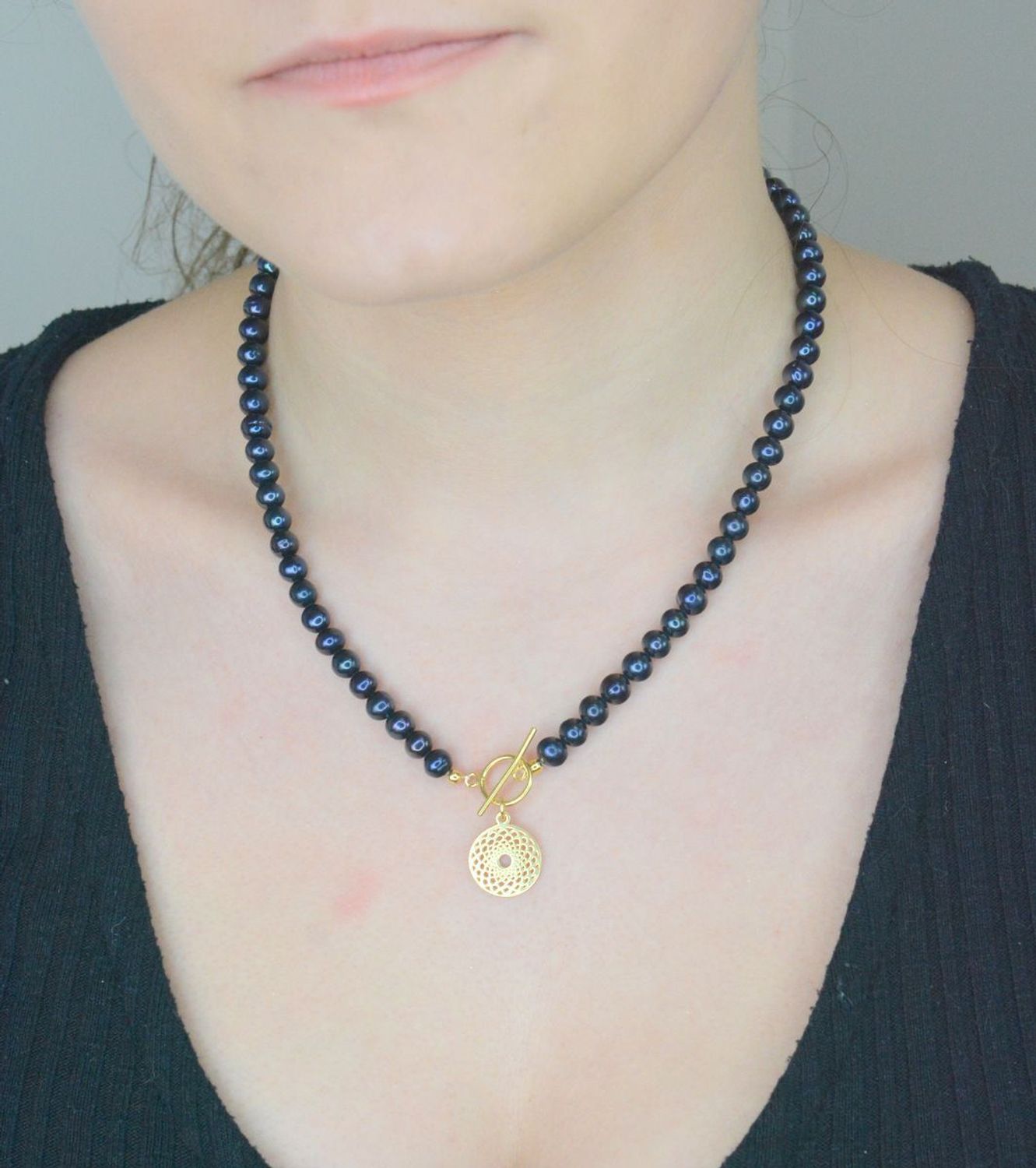 Naszyjnik perła hod. z srebrną rozetą pr 925, 074863093 Niezwykle efektowny, gustowny naszyjnik wykonany z certyfikowanych hodowlanych pereł słodkowodnych Namido z wykonanym ze srebra próby 1.jpg