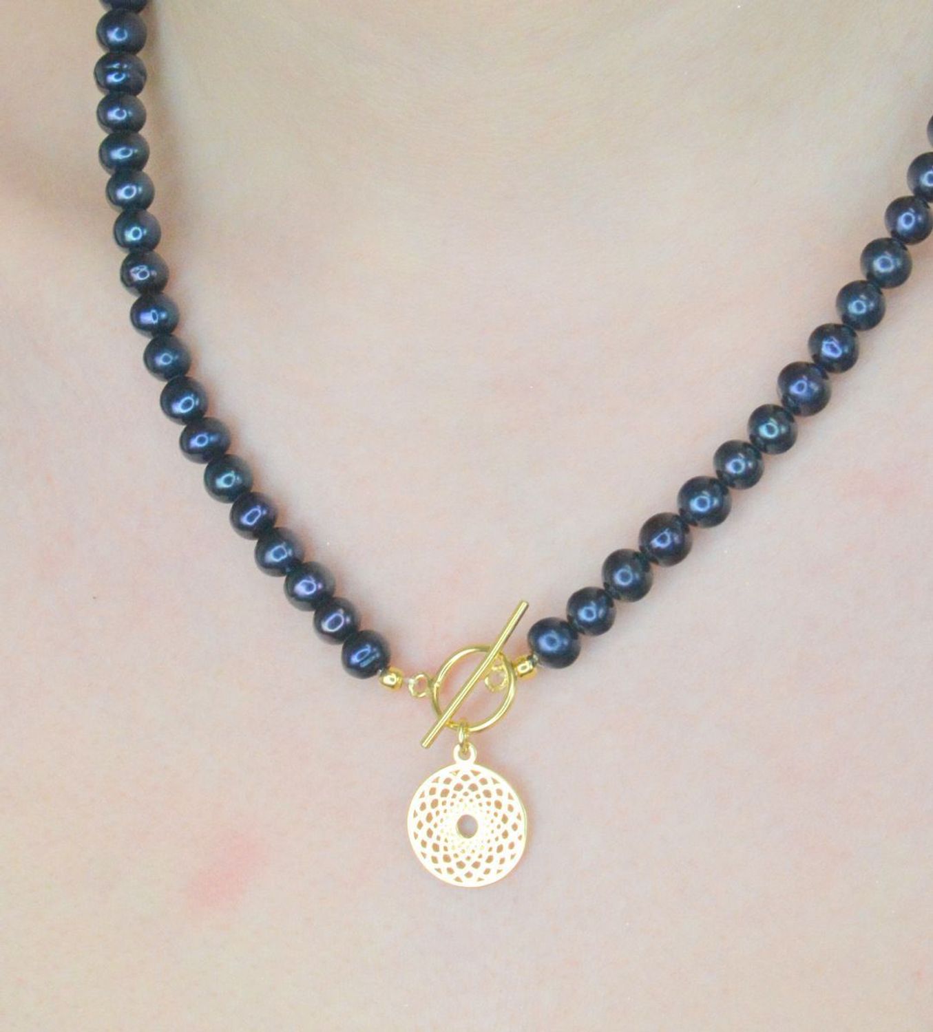 Naszyjnik perła hod. z srebrną rozetą pr 925, 074863093 Niezwykle efektowny, gustowny naszyjnik wykonany z certyfikowanych hodowlanych pereł słodkowodnych Namido z wykonanym ze srebra próby 1.jpg