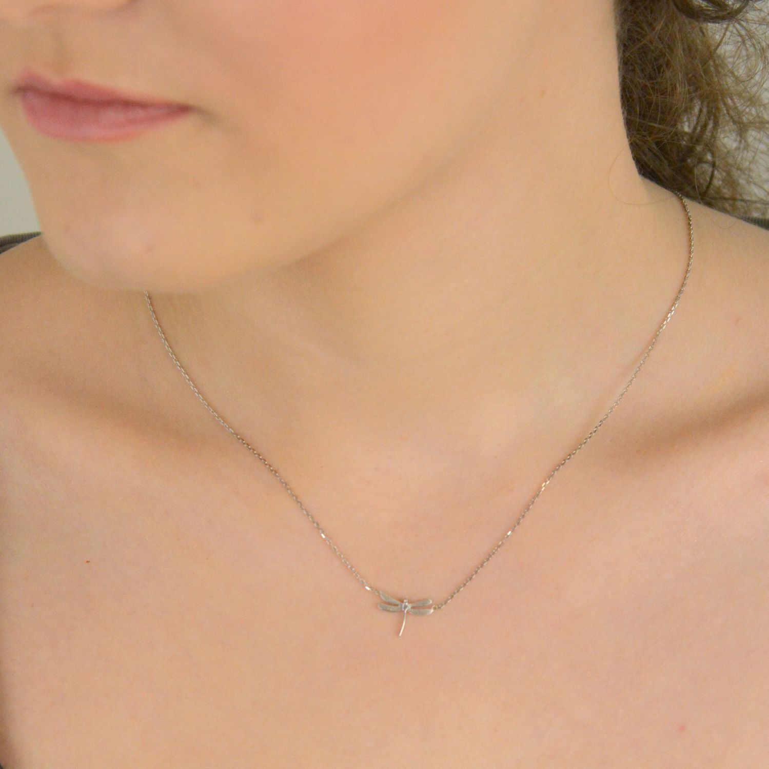 Naszyjnik celebrytka srebrna próba 925, z ważką 0757021194 Srebrny naszyjnik celebrytka z motywem ważki to delikatna i stylowa propozycja dla kobiet ceniących biżuterię z przesłaniem. 1.jpg