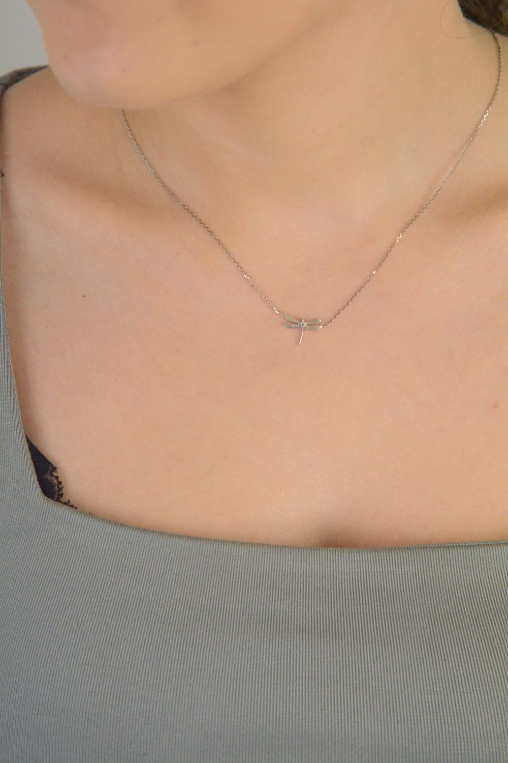 Naszyjnik celebrytka srebrna próba 925, z ważką 0757021194 Srebrny naszyjnik celebrytka z motywem ważki to delikatna i stylowa propozycja dla kobiet ceniących biżuterię z przesłaniem. 1.jpg