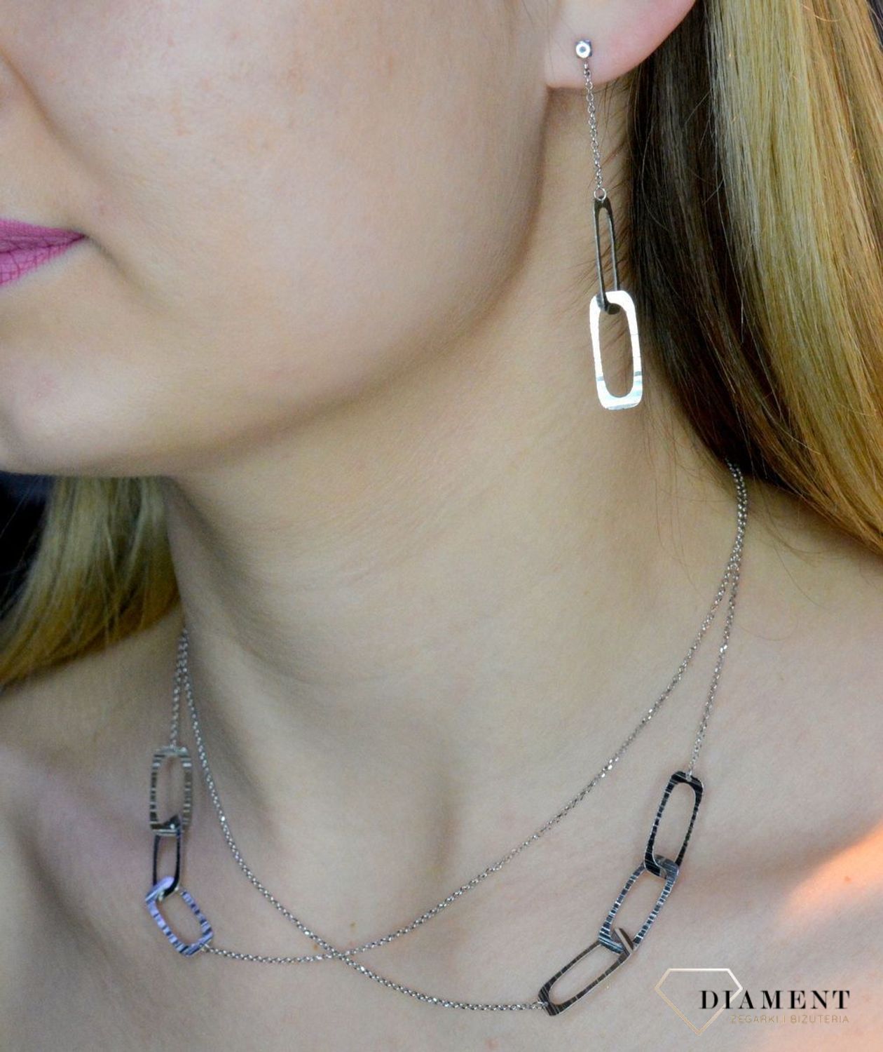 Srebrny naszyjnik rodowany z dużymi podłużnymi ogniwkami 0757049000. Naszyjnik ozdobiony zawieszką w kształcie podłużnych ogniwek. Świetny dodatek pasujący do każdej stylizacji, aby podkreślić wyjątkowość naszyjnika..jpg