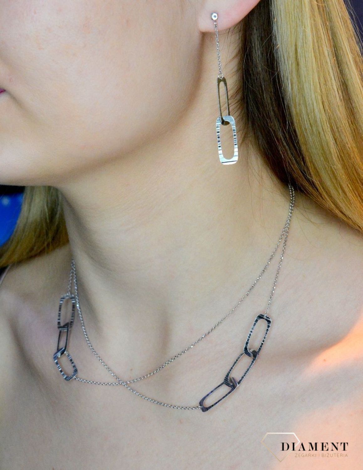 Srebrny naszyjnik rodowany z dużymi podłużnymi ogniwkami 0757049000. Naszyjnik ozdobiony zawieszką w kształcie podłużnych ogniwek. Świetny dodatek pasujący do każdej stylizacji, aby podkreślić wyjątkowość naszyjnika..jpg