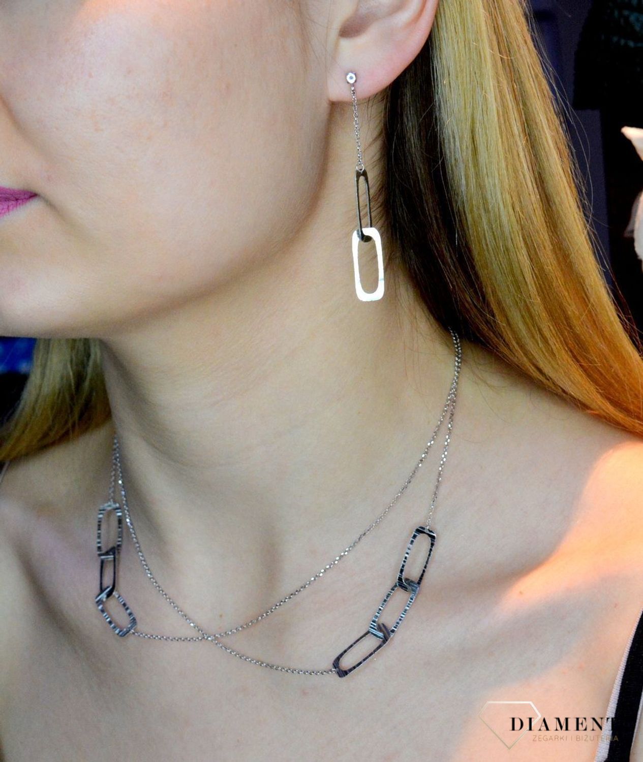 Srebrny naszyjnik rodowany z dużymi podłużnymi ogniwkami 0757049000. Naszyjnik ozdobiony zawieszką w kształcie podłużnych ogniwek. Świetny dodatek pasujący do każdej stylizacji, aby podkreślić wyjątkowość naszyjnika..jpg