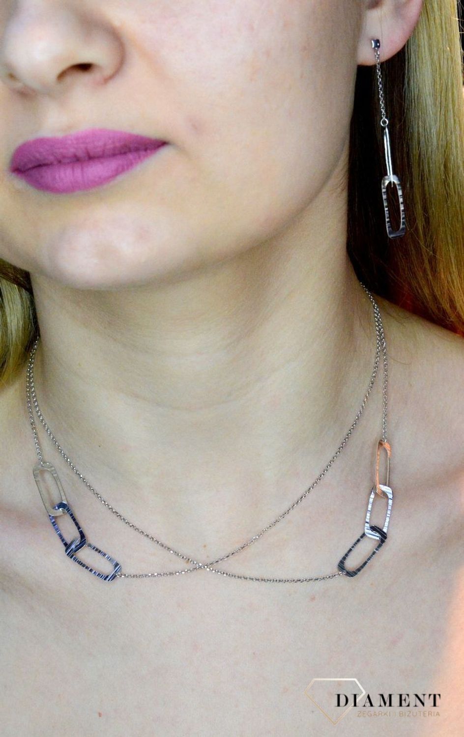 Srebrny naszyjnik rodowany z dużymi podłużnymi ogniwkami 0757049000. Naszyjnik ozdobiony zawieszką w kształcie podłużnych ogniwek. Świetny dodatek pasujący do każdej stylizacji, aby podkreślić wyjątkowość naszyjnika..jpg